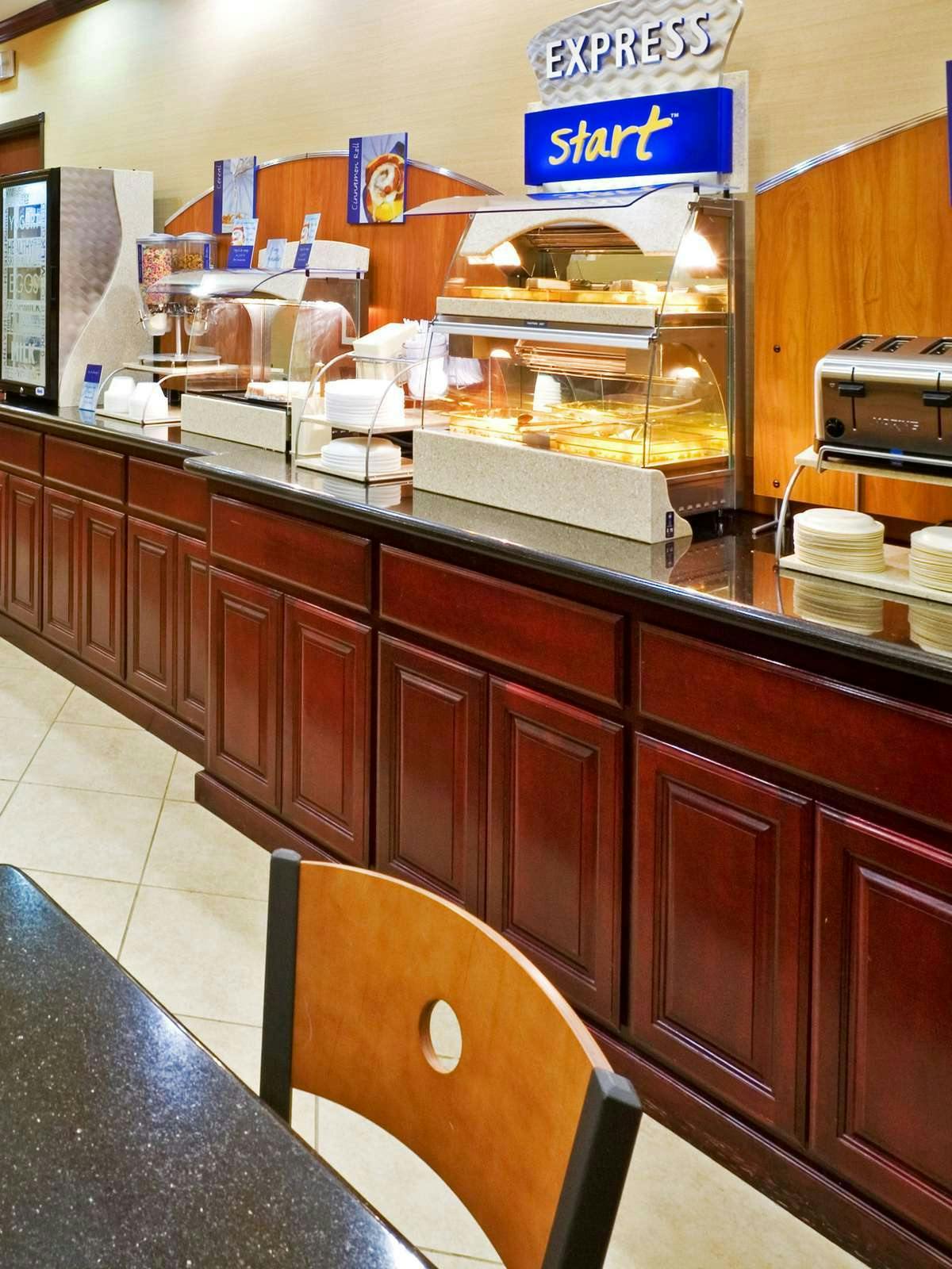 Hotel Holiday Inn Express Hotel & Suites Terrell photo 5