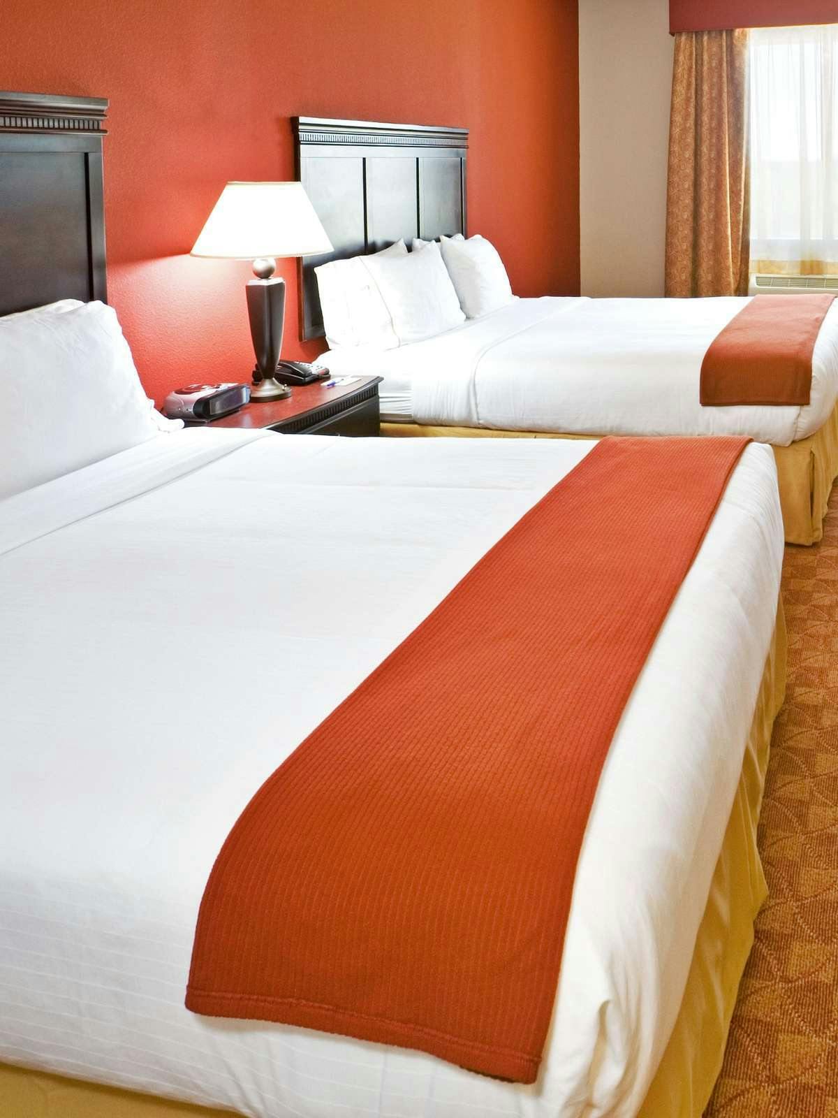 Hotel Holiday Inn Express Hotel & Suites Terrell photo 1