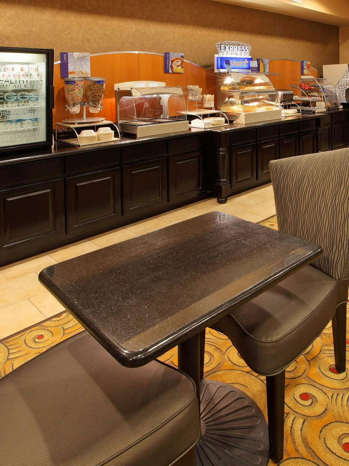 Hotel Holiday Inn Express Hotel & Suites Texarkana East photo 4