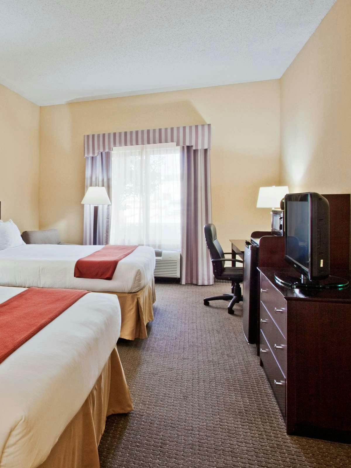 Hotel Holiday Inn Express Hotel & Suites Sebring photo 2