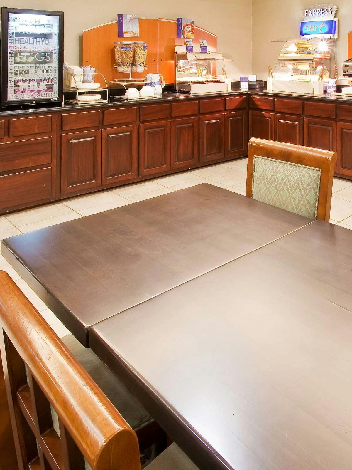 Hotel Holiday Inn Express Hotel & Suites Seguin photo 5