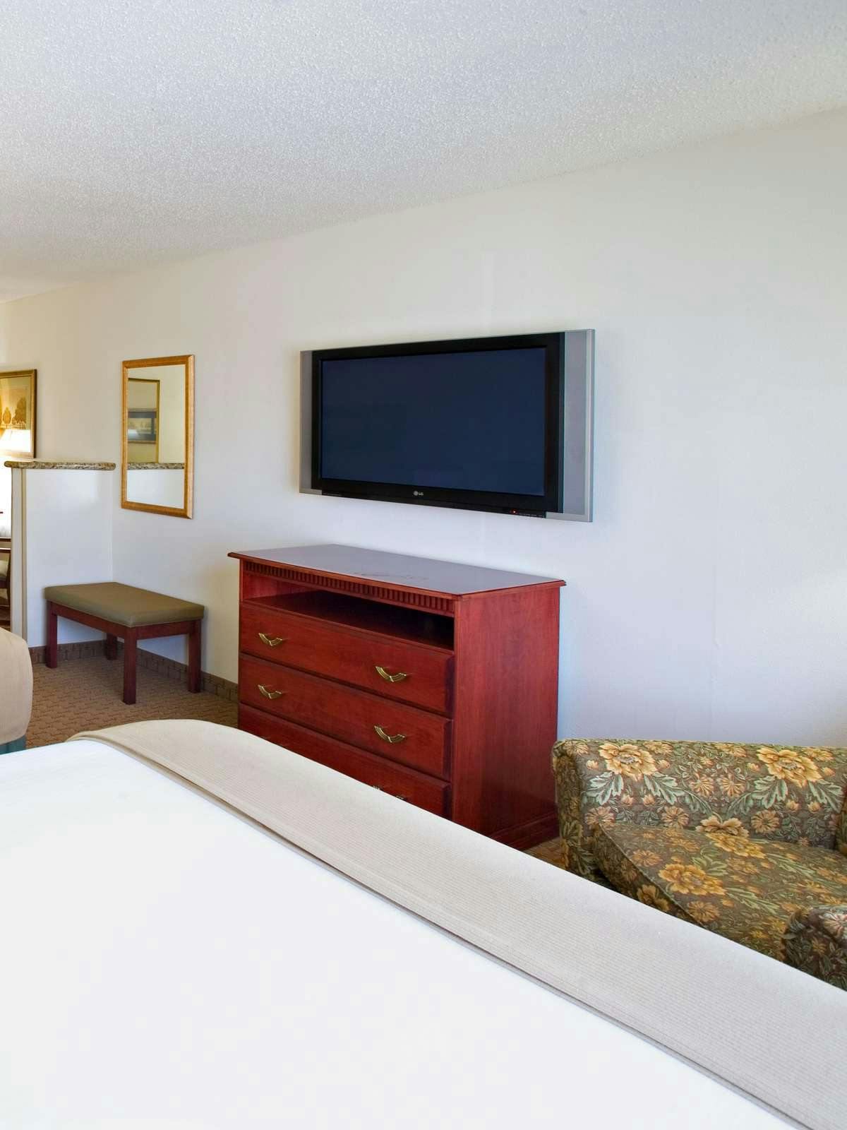 Hotel Holiday Inn Express Hotel & Suites Selma photo 2