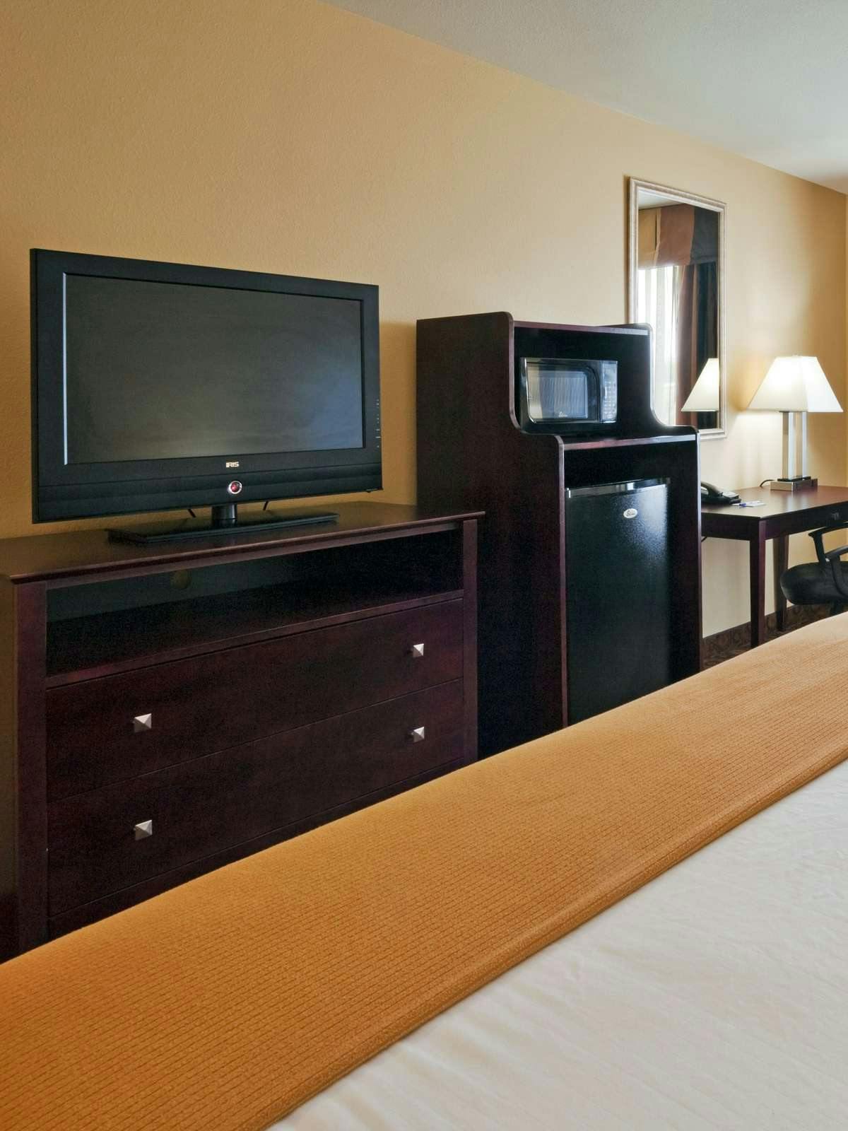 Hotel Holiday Inn Express Hotel & Suites Selma photo 2