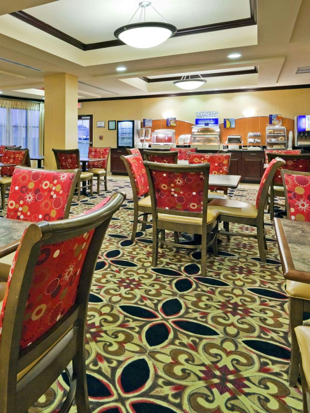 Hotel Holiday Inn Express Hotel & Suites Selma photo 5