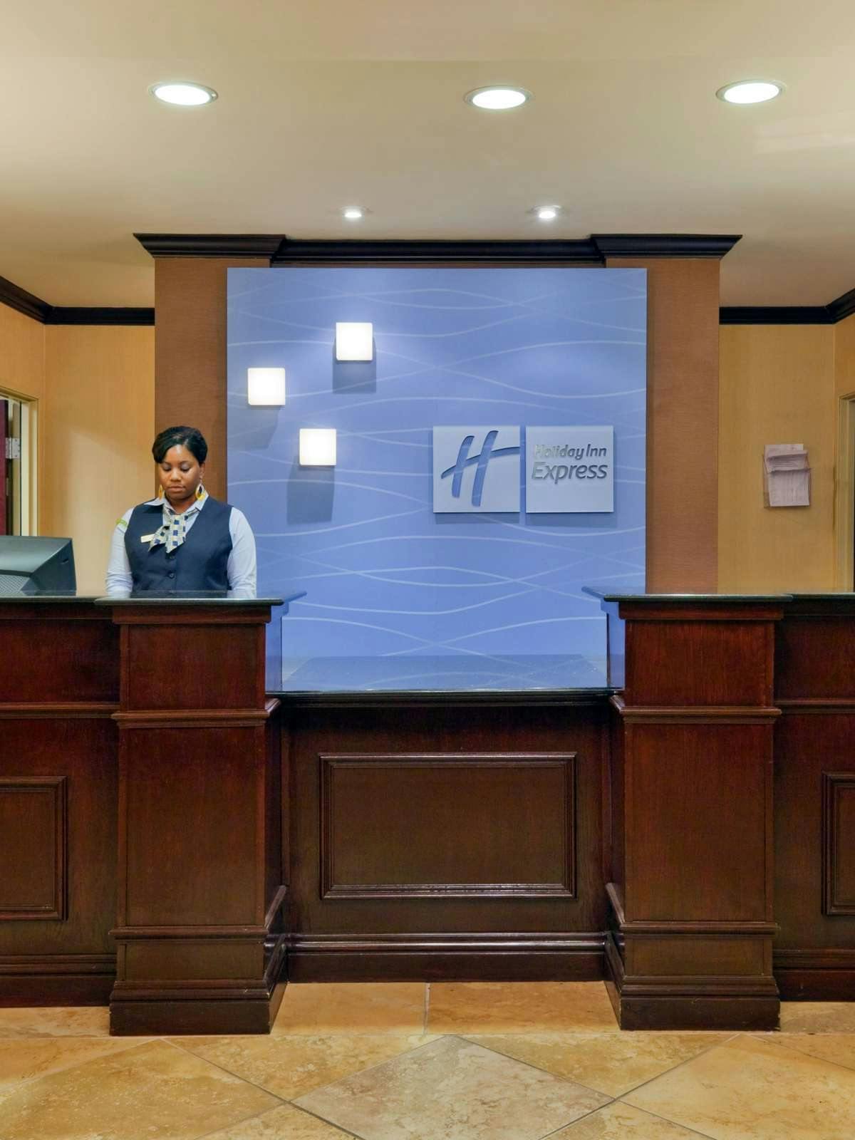 Hotel Holiday Inn Express Hotel & Suites Selma photo 4