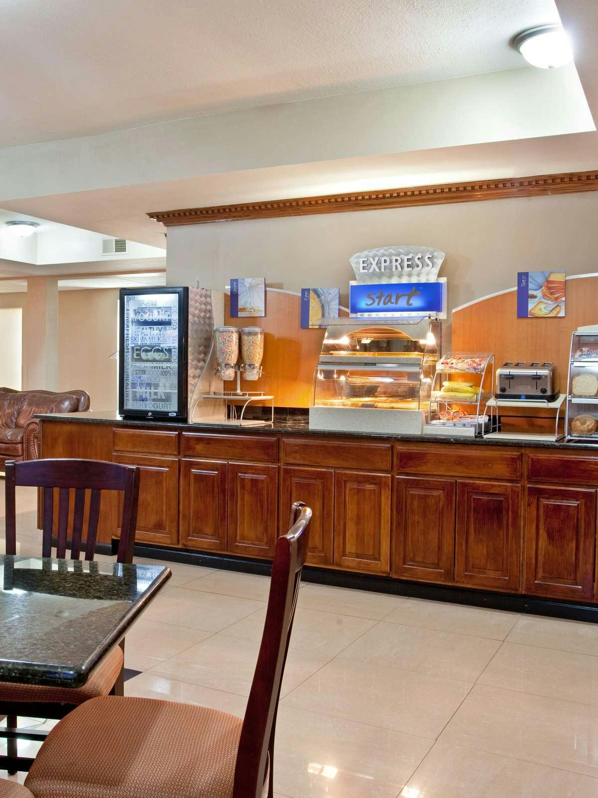 Hotel Holiday Inn Express Hotel & Suites Three Rivers photo 5