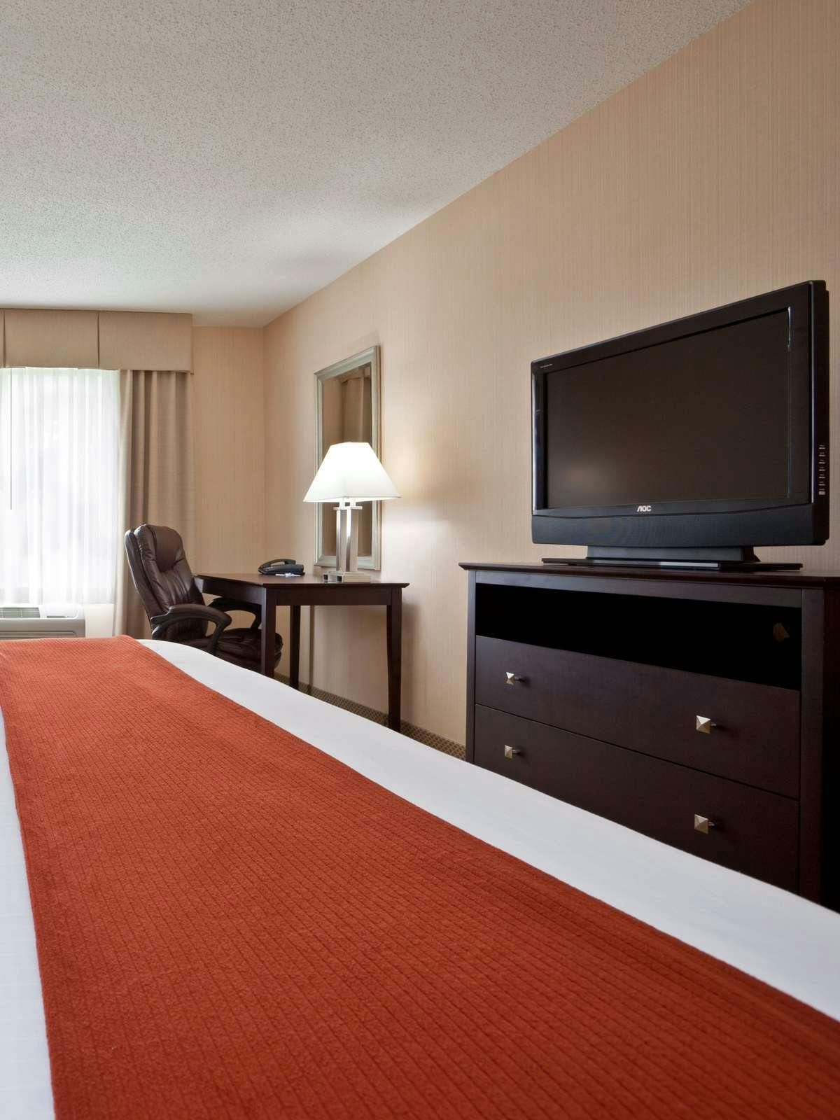 Hotel Holiday Inn Express Hotel & Suites Tipp City photo 2
