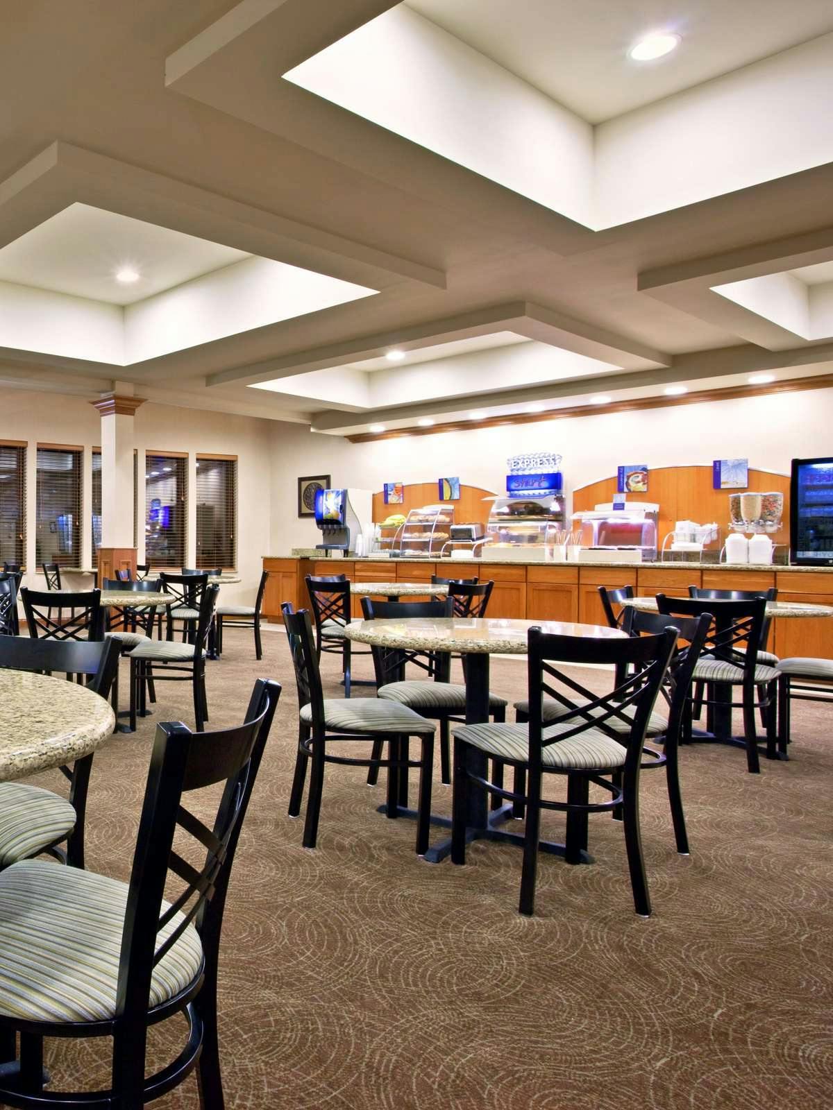 Hotel Holiday Inn Express Hotel & Suites Tipp City photo 5