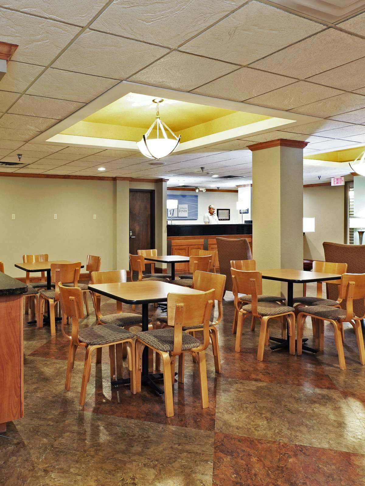 Hotel Holiday Inn Express Hotel & Suites U of A Fayetteville photo 5