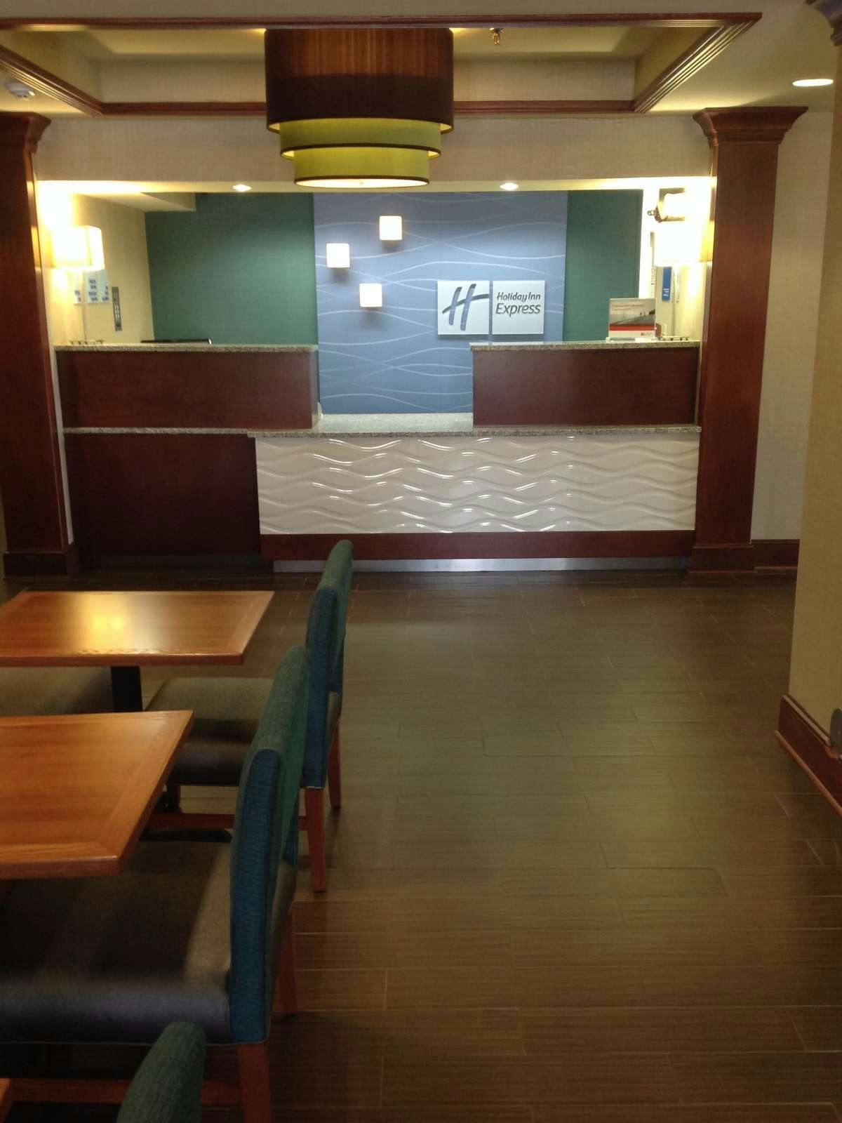 Hotel Holiday Inn Express Hotel & Suites University Center photo 5