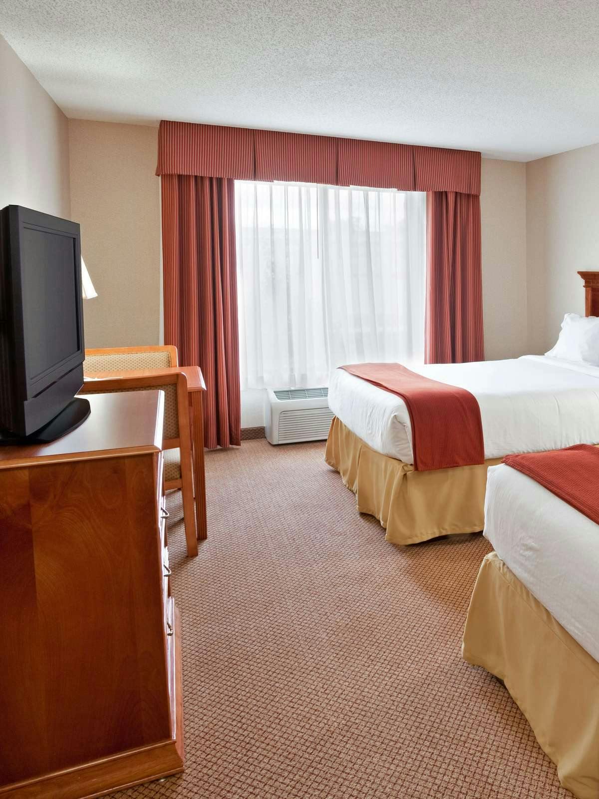 Hotel Holiday Inn Express Hotel & Suites Utica photo 2