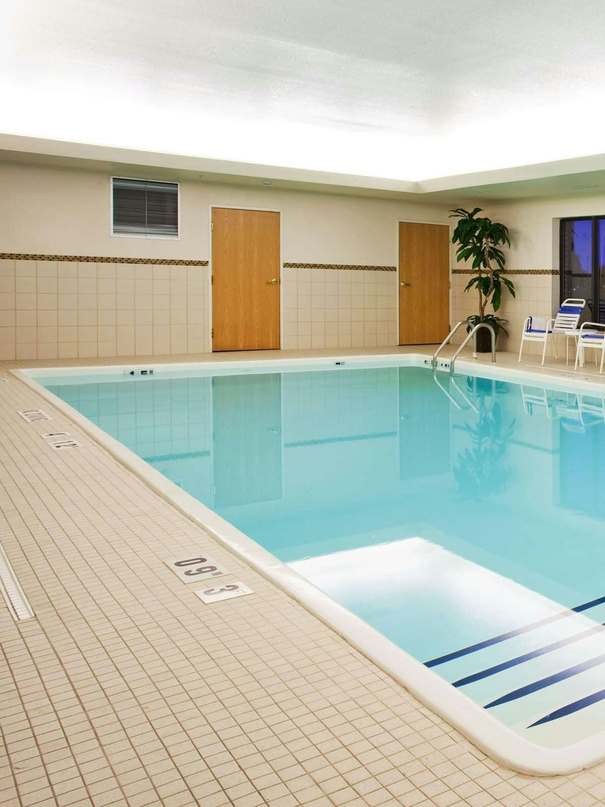 Hotel Holiday Inn Express Hotel & Suites Utica photo 4