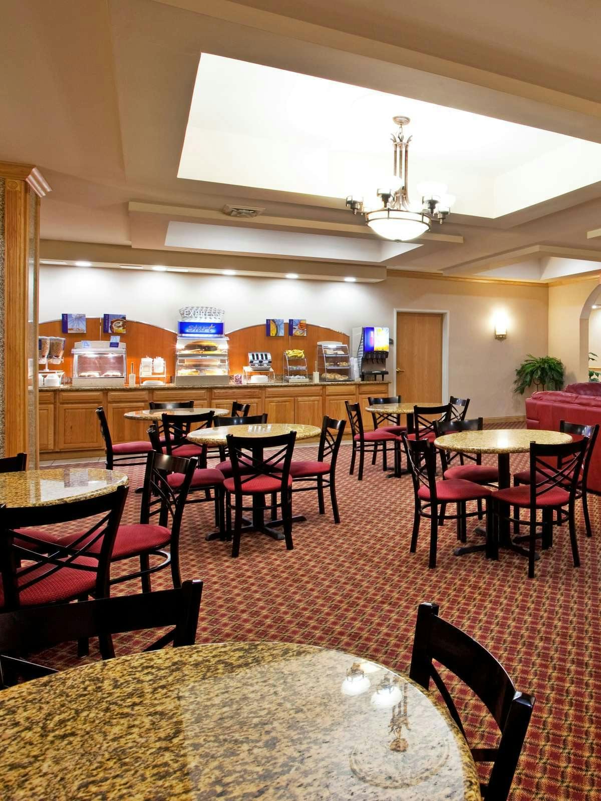 Hotel Holiday Inn Express Hotel & Suites Utica photo 3