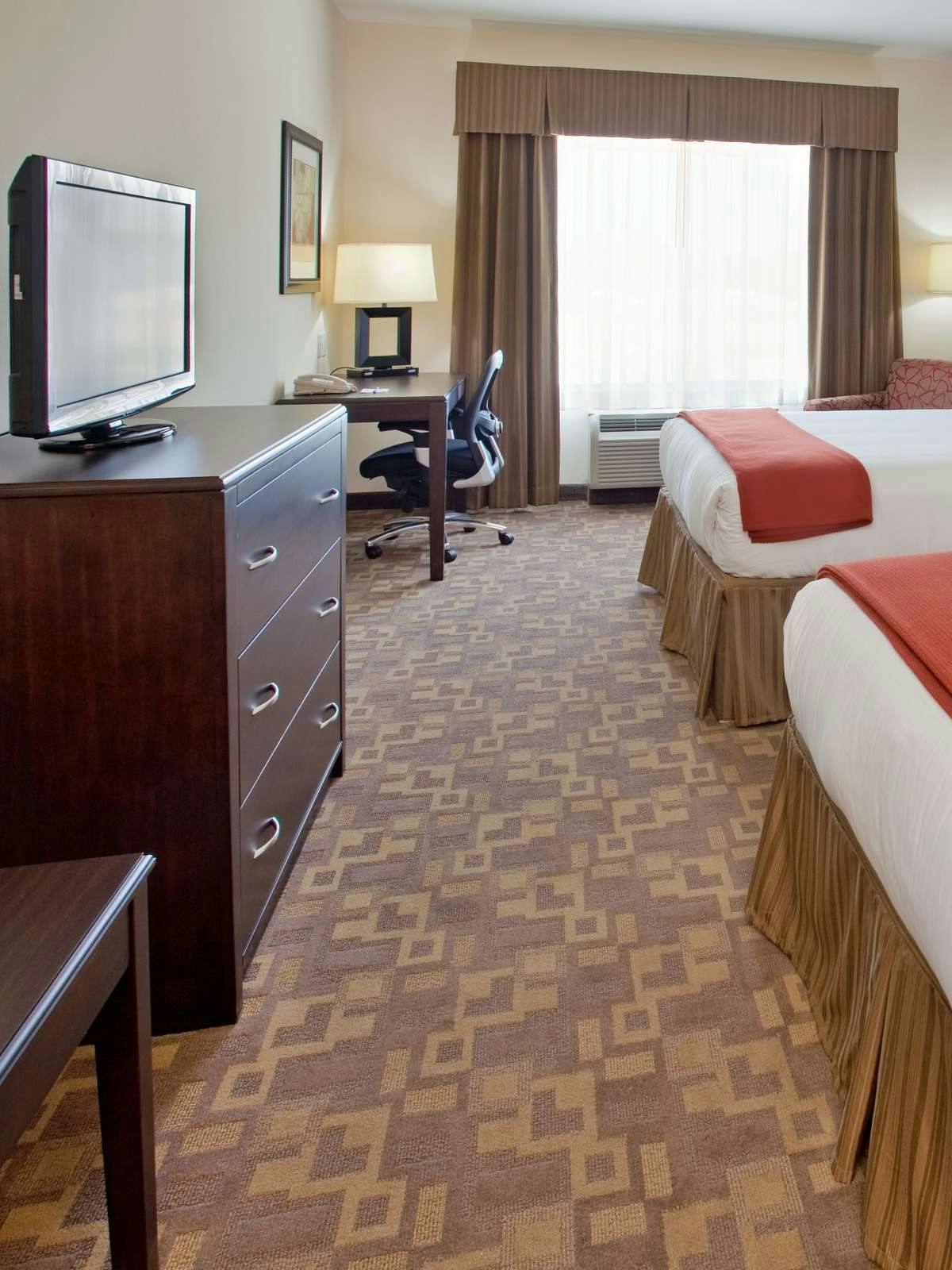 Hotel Holiday Inn Express Hotel & Suites Topeka North photo 2