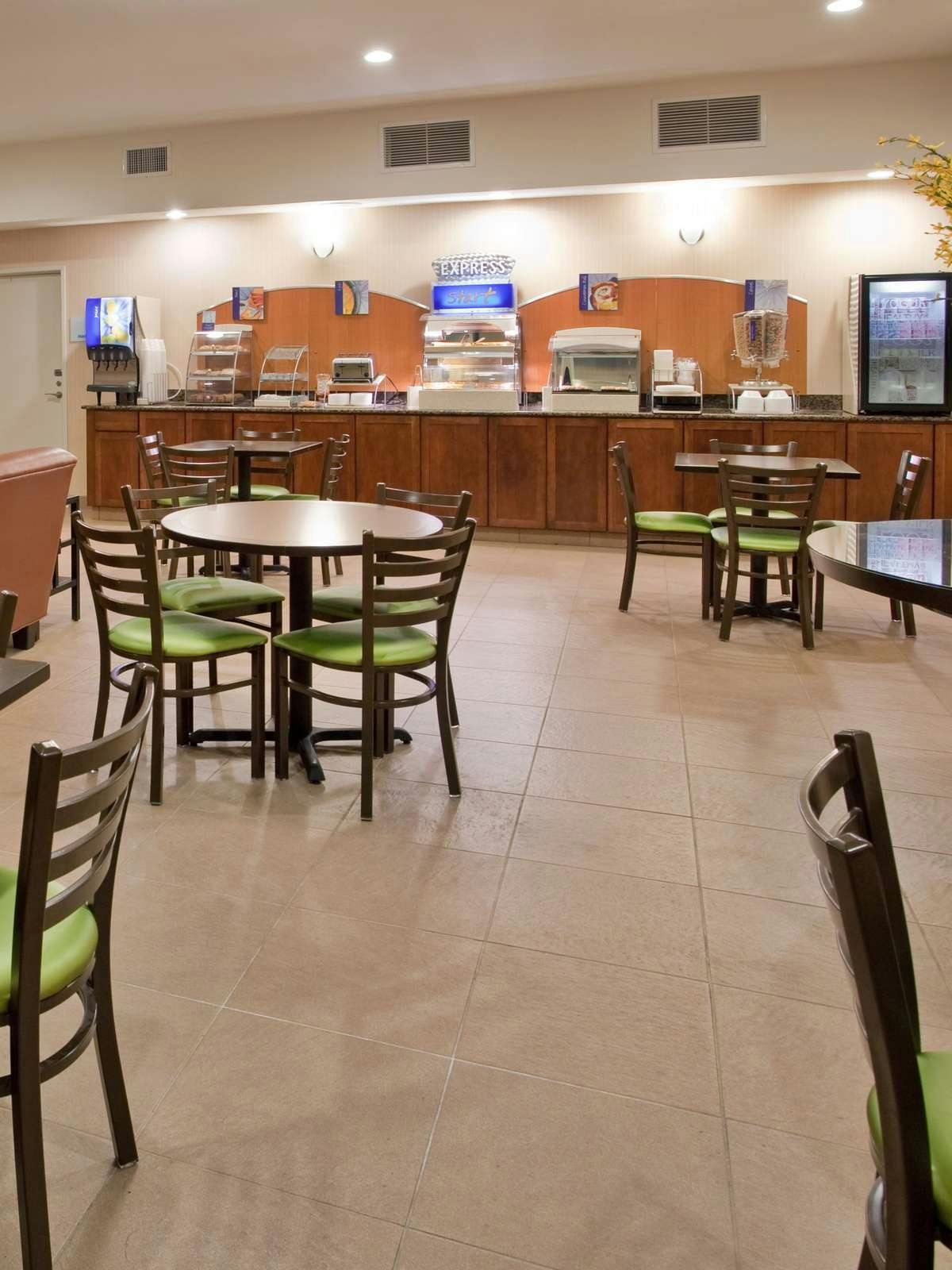 Hotel Holiday Inn Express Hotel & Suites Topeka North photo 5