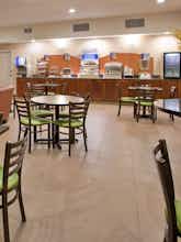 Hotel Holiday Inn Express Hotel & Suites Topeka North photo 5