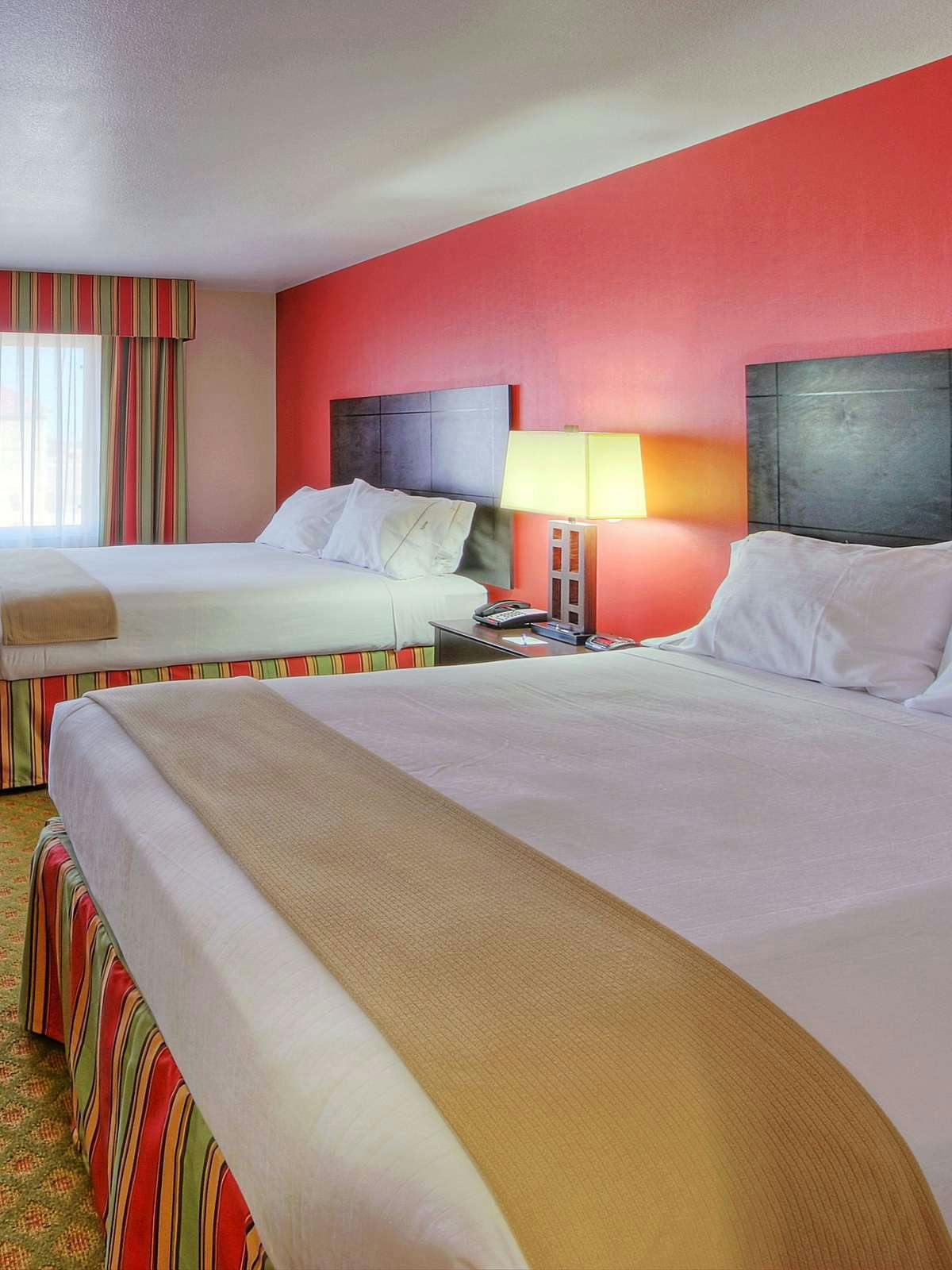 Hotel Holiday Inn Express Hotel & Suites Tucumcari photo 1