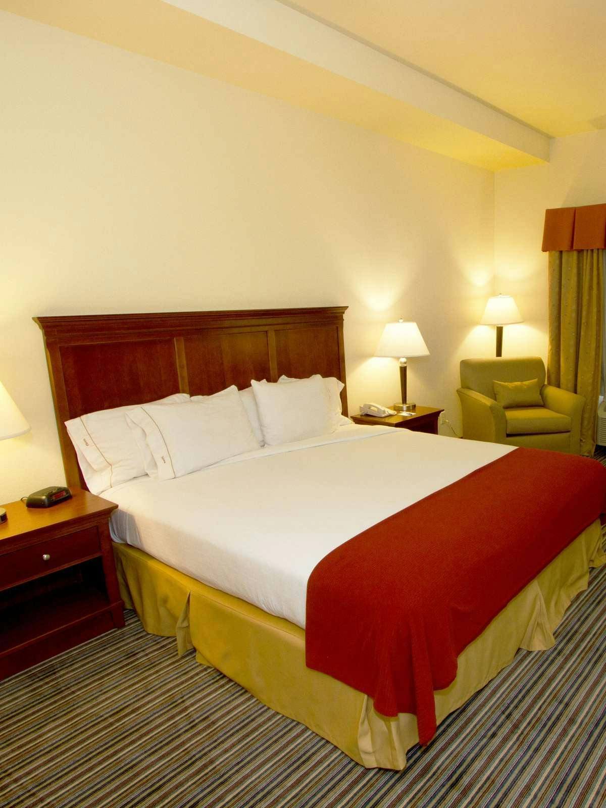 Hotel Holiday Inn Express Hotel & Suites Turlock photo 1