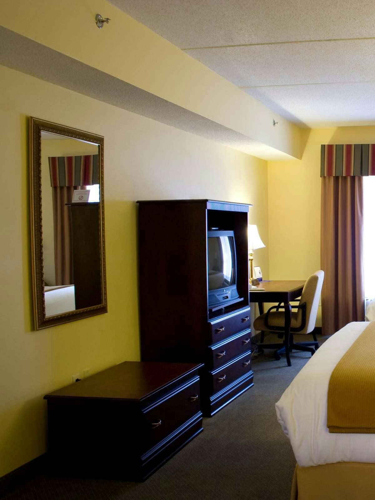 Hotel Holiday Inn Express Hotel & Suites Tuscaloosa University photo 2