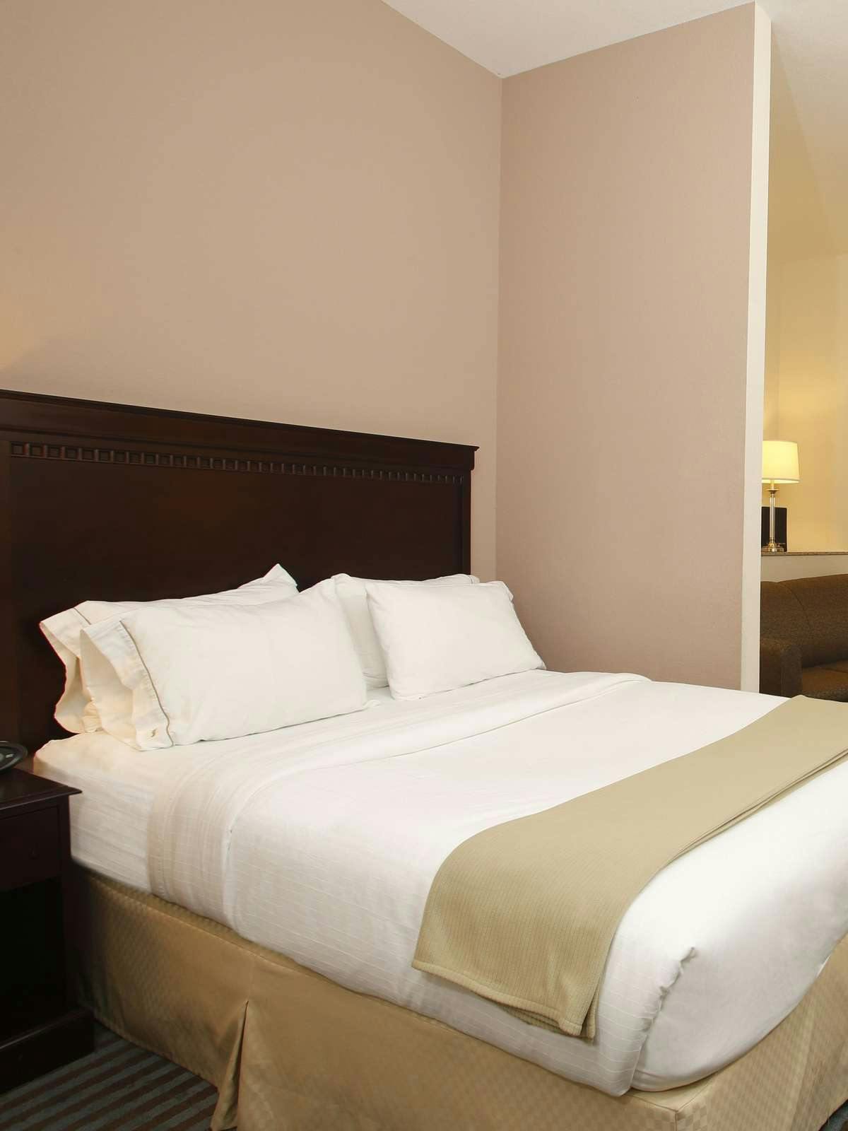 Hotel Holiday Inn Express Leland photo 1