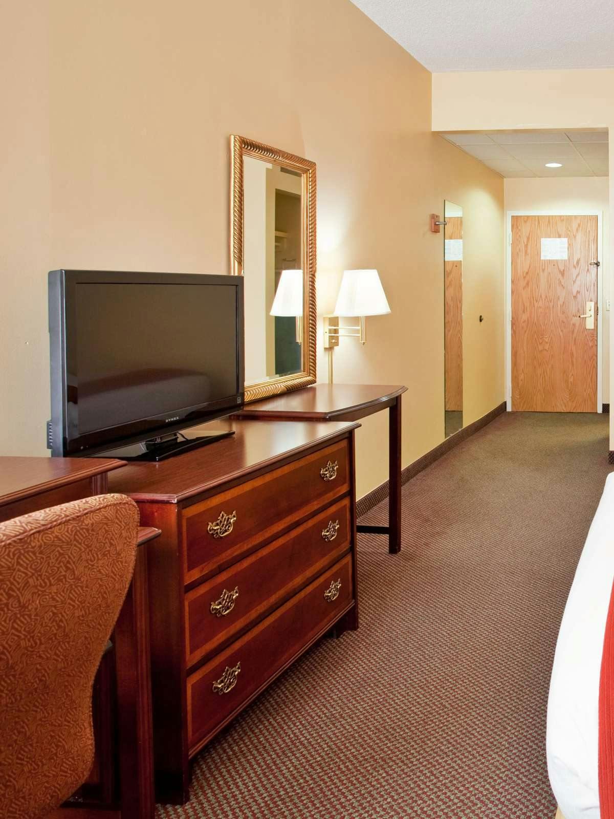 Hotel Holiday Inn Express Marshfield photo 2