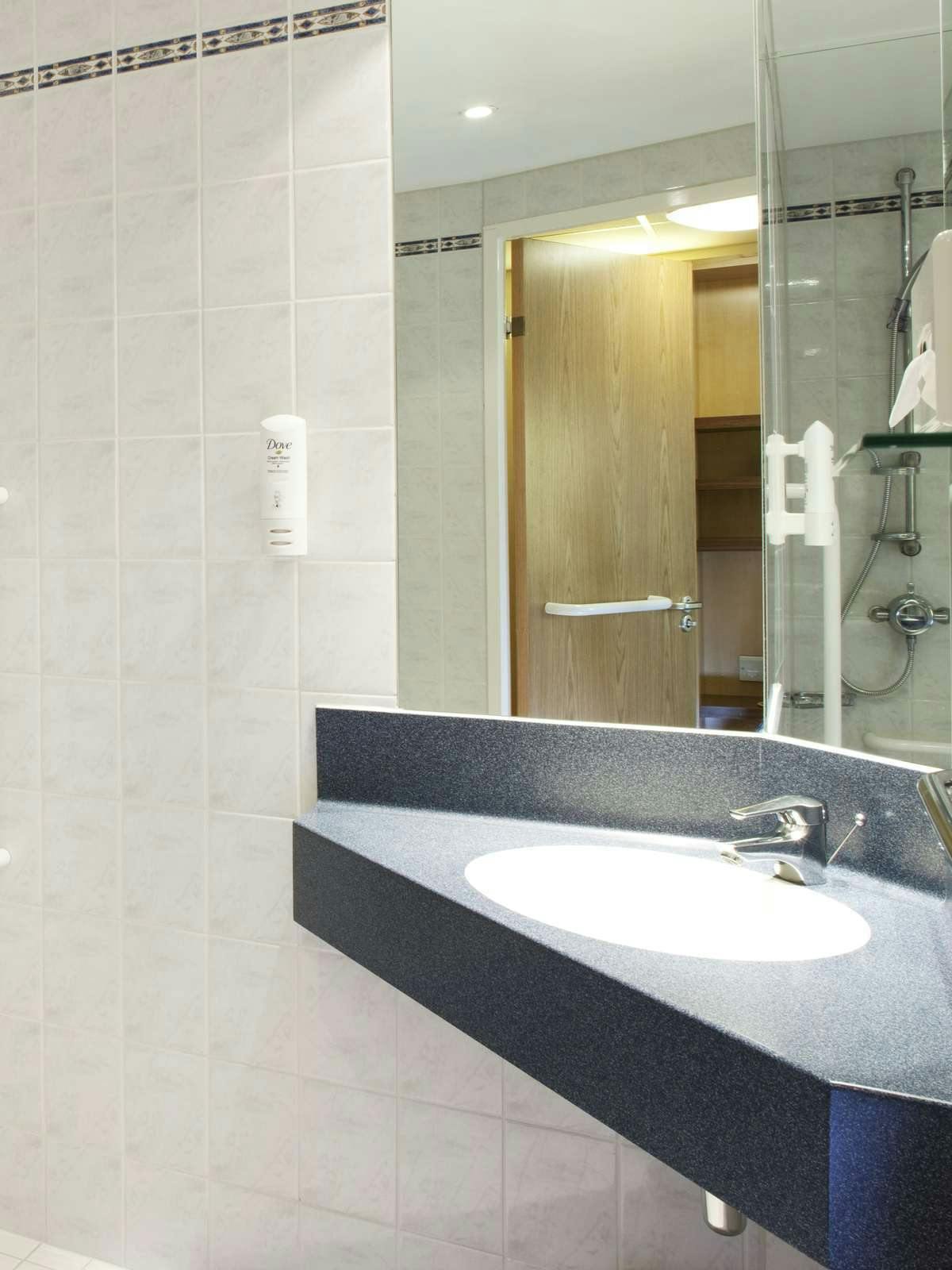 Hotel Holiday Inn Express London Park Royal photo 3