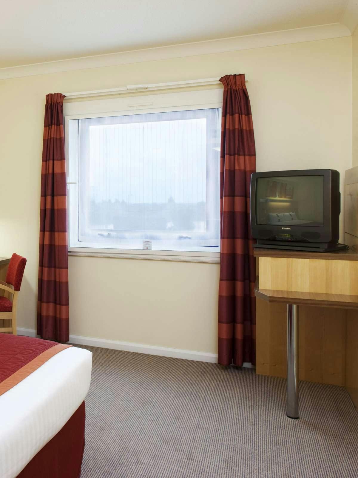 Hotel Holiday Inn Express London Park Royal photo 2