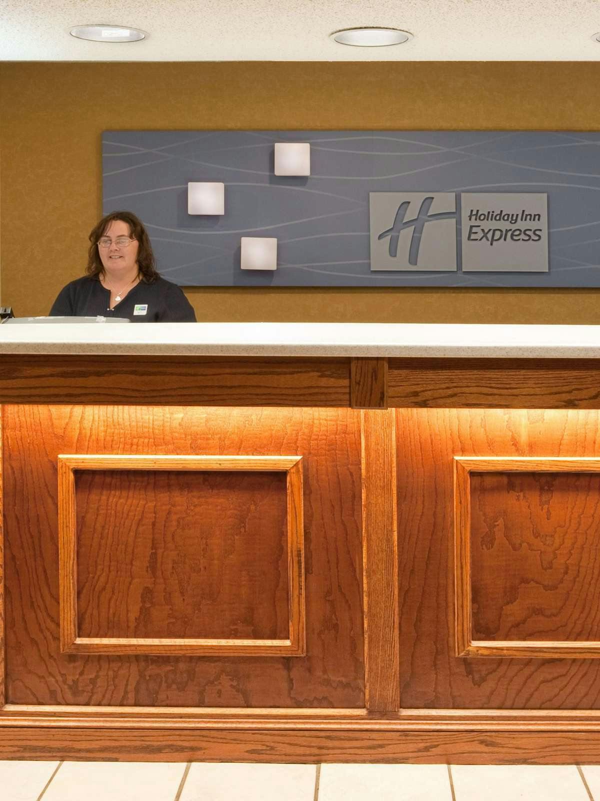 Hotel Holiday Inn Express Mt. Vernon photo 4