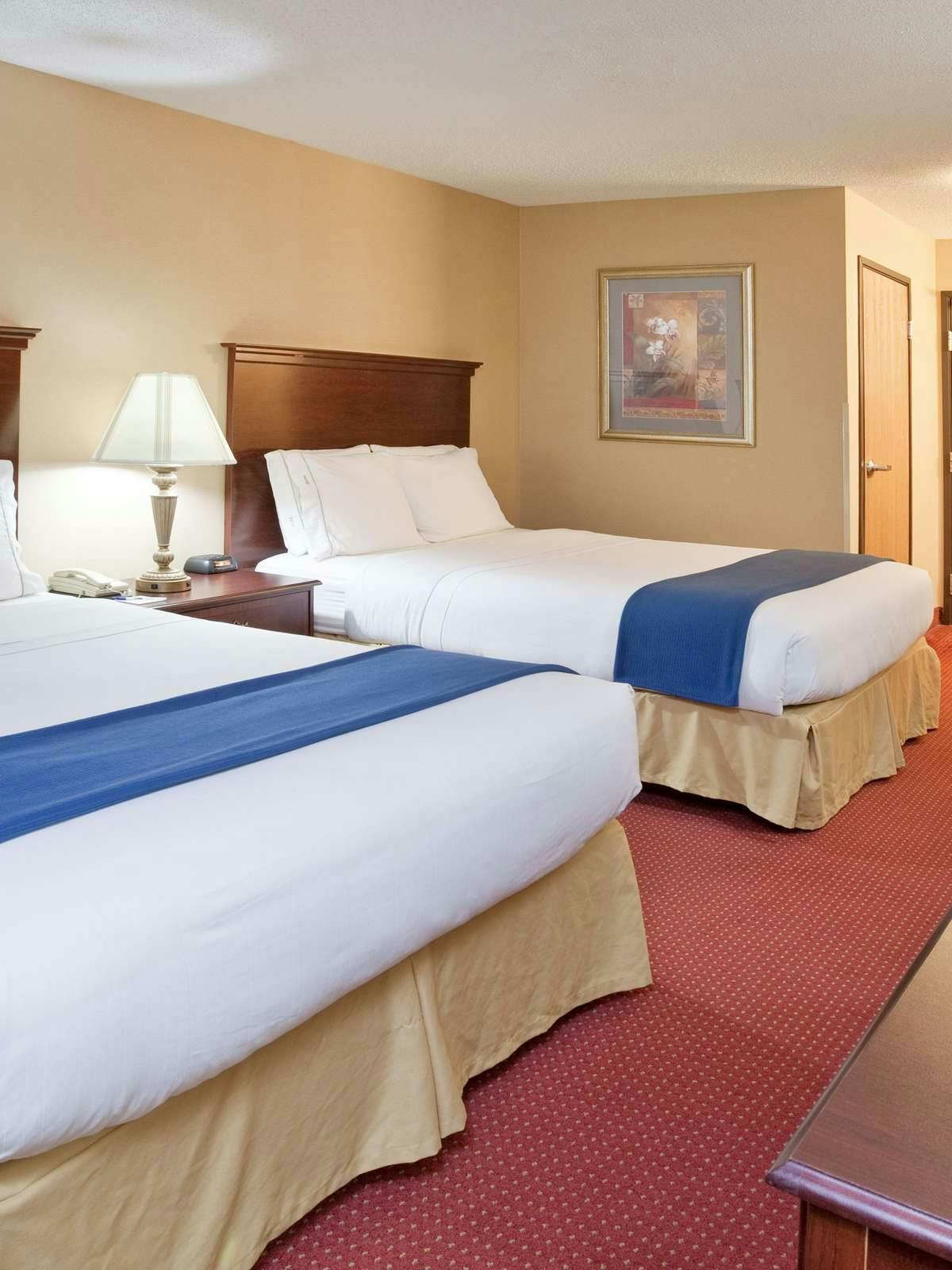 Hotel Holiday Inn Express Mt. Vernon photo 1