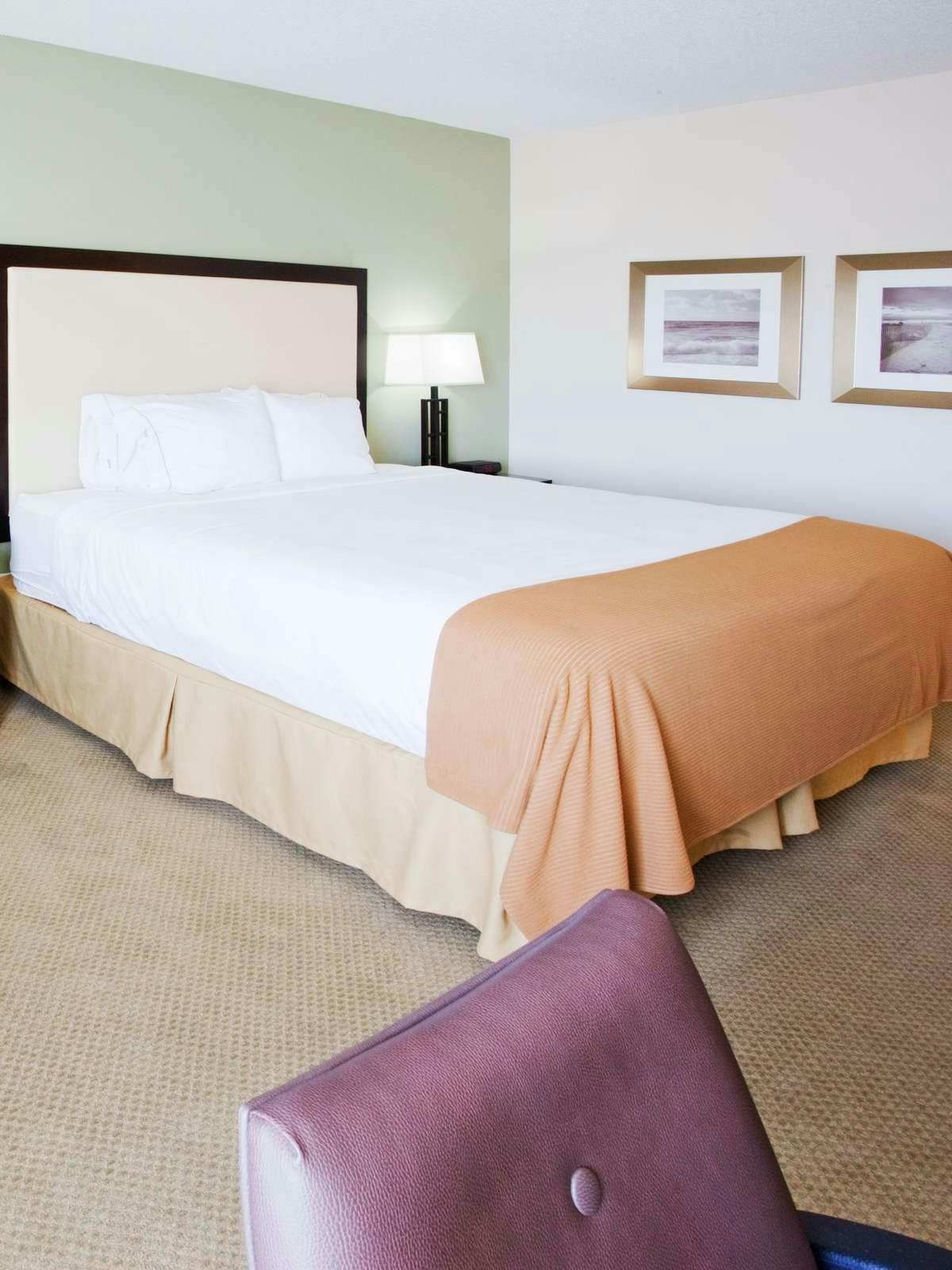 Hotel Holiday Inn Express Myrtle Beach Broadway photo 1