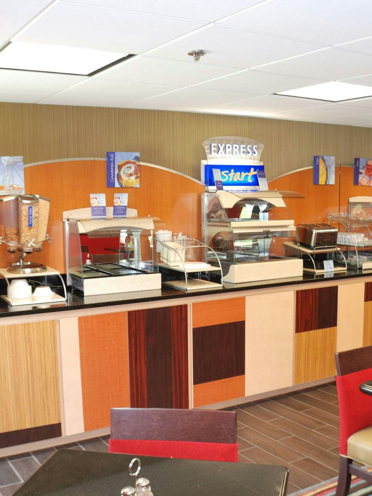 Hotel Holiday Inn Express Nashville W I-40 Whitebridge Road photo 5