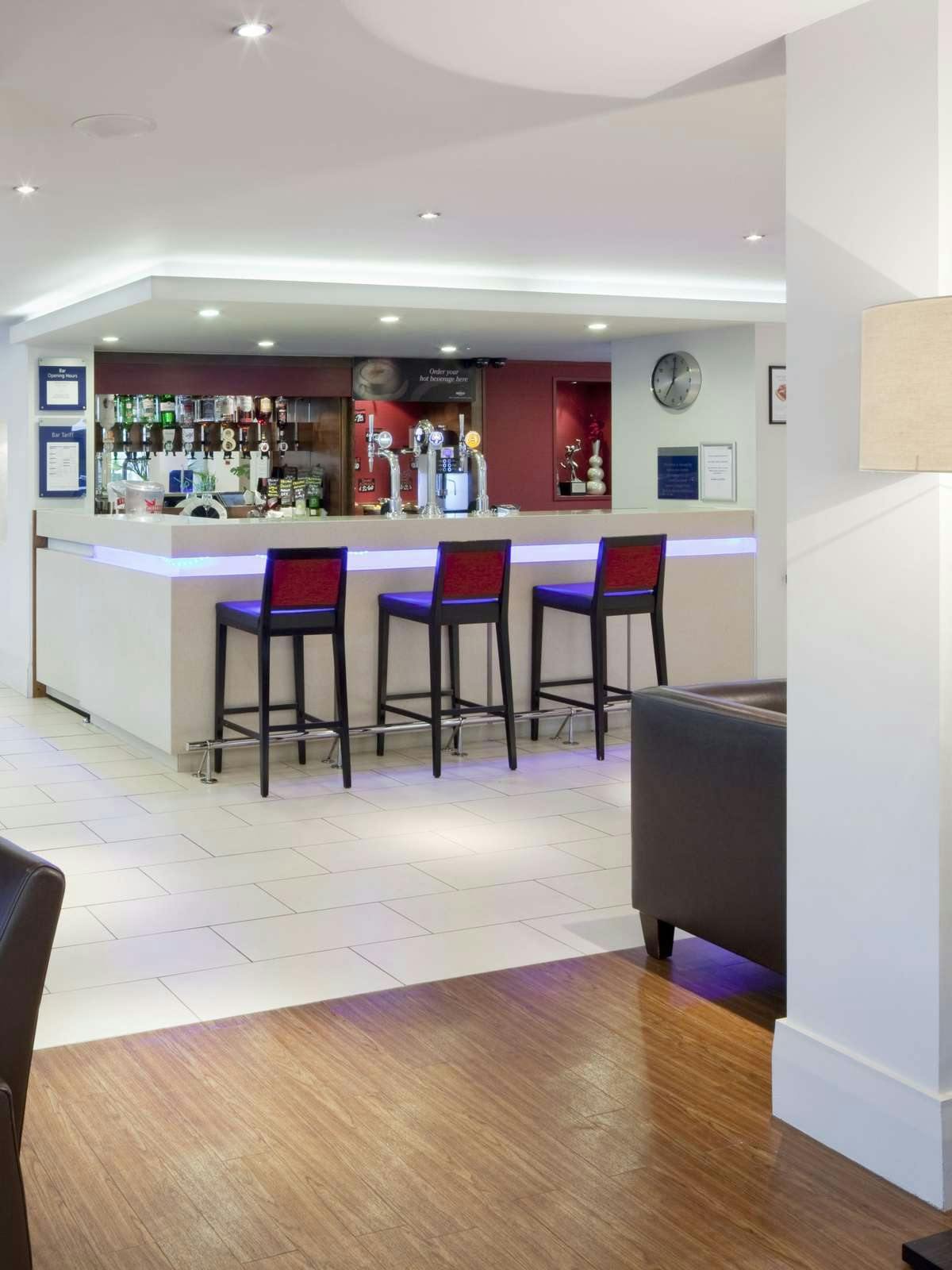 Hotel Holiday Inn Express Northampton M1 photo 5