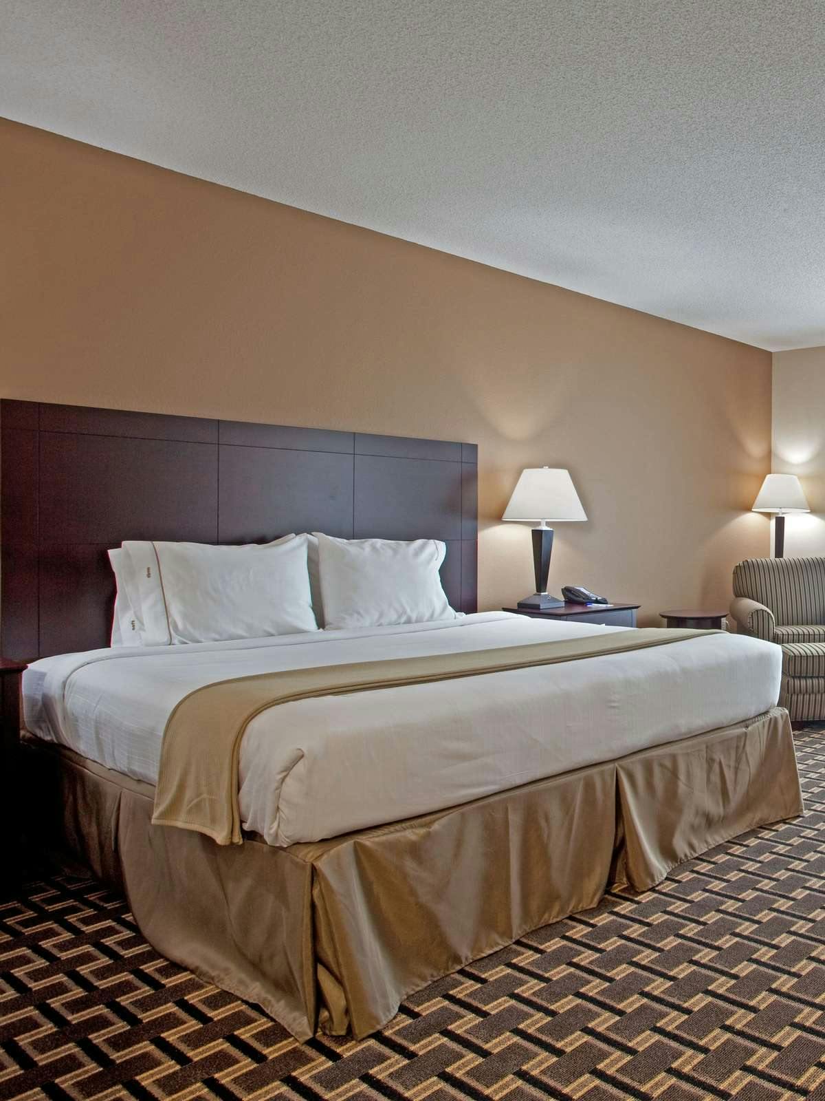 Hotel Holiday Inn Express Pembroke photo 1