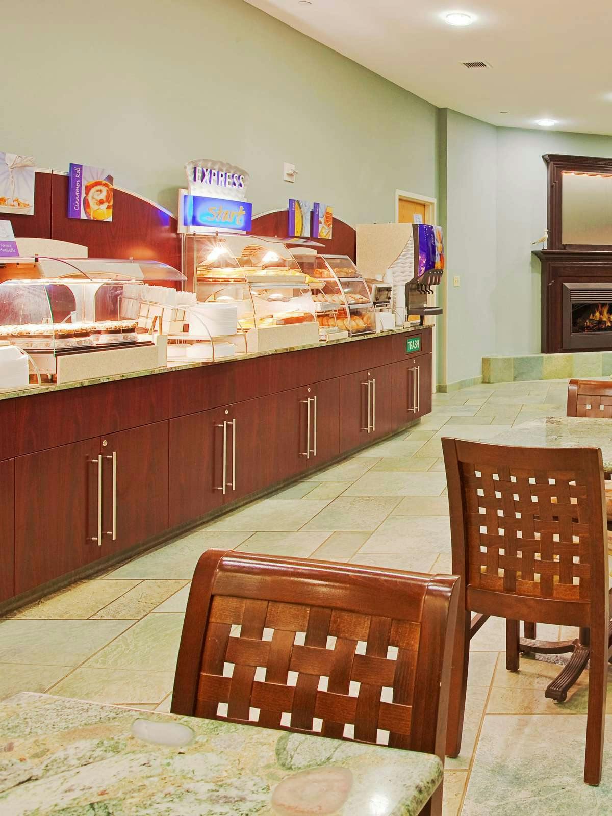 Hotel Holiday Inn Express Pensacola Beach photo 5