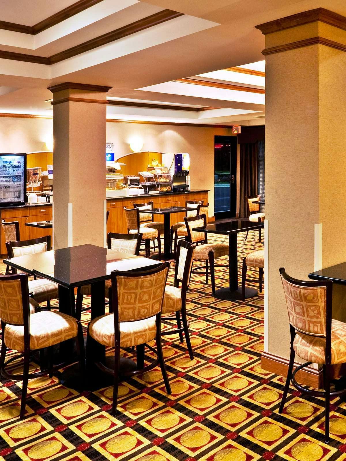 Hotel Holiday Inn Express Hotel & Suites Bartlesville photo 2