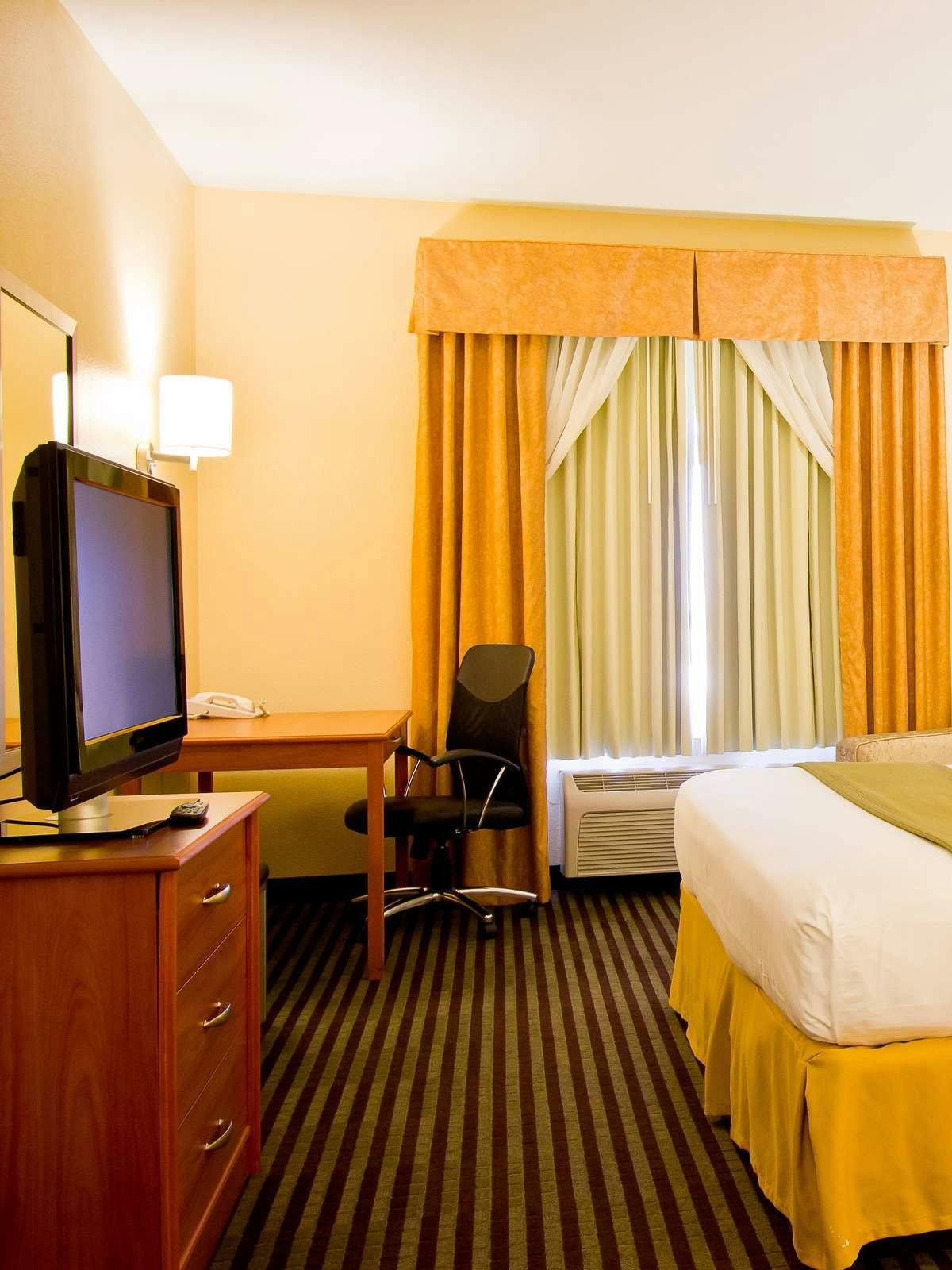 Hotel Holiday Inn Express Hotel & Suites Bastrop photo 2