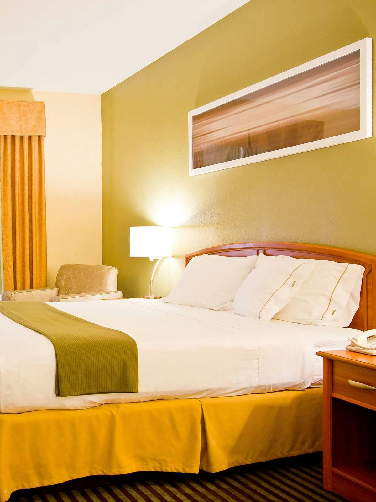 Hotel Holiday Inn Express Hotel & Suites Bastrop photo 1