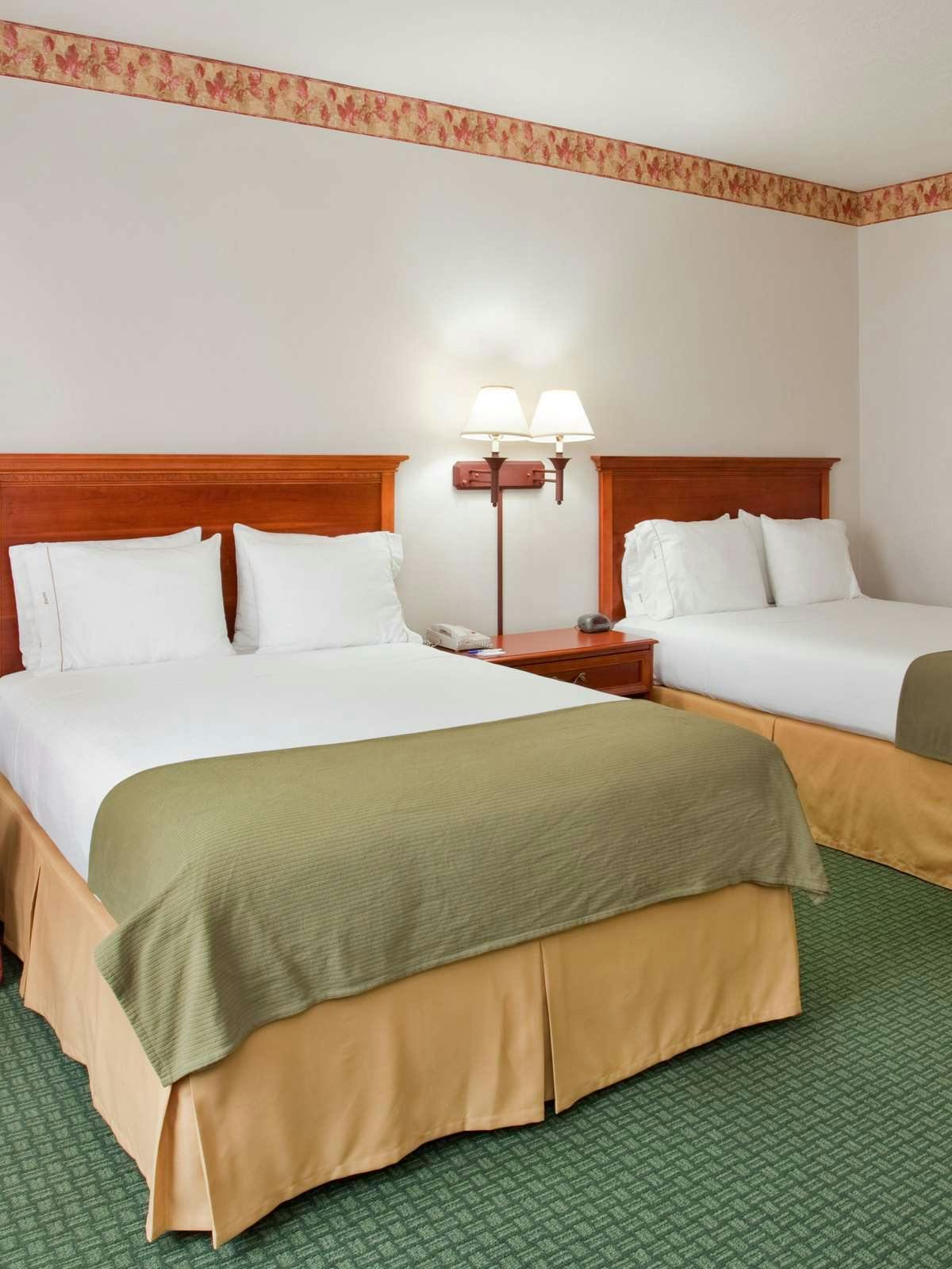 Hotel Holiday Inn Express Hotel & Suites Batesville photo 1