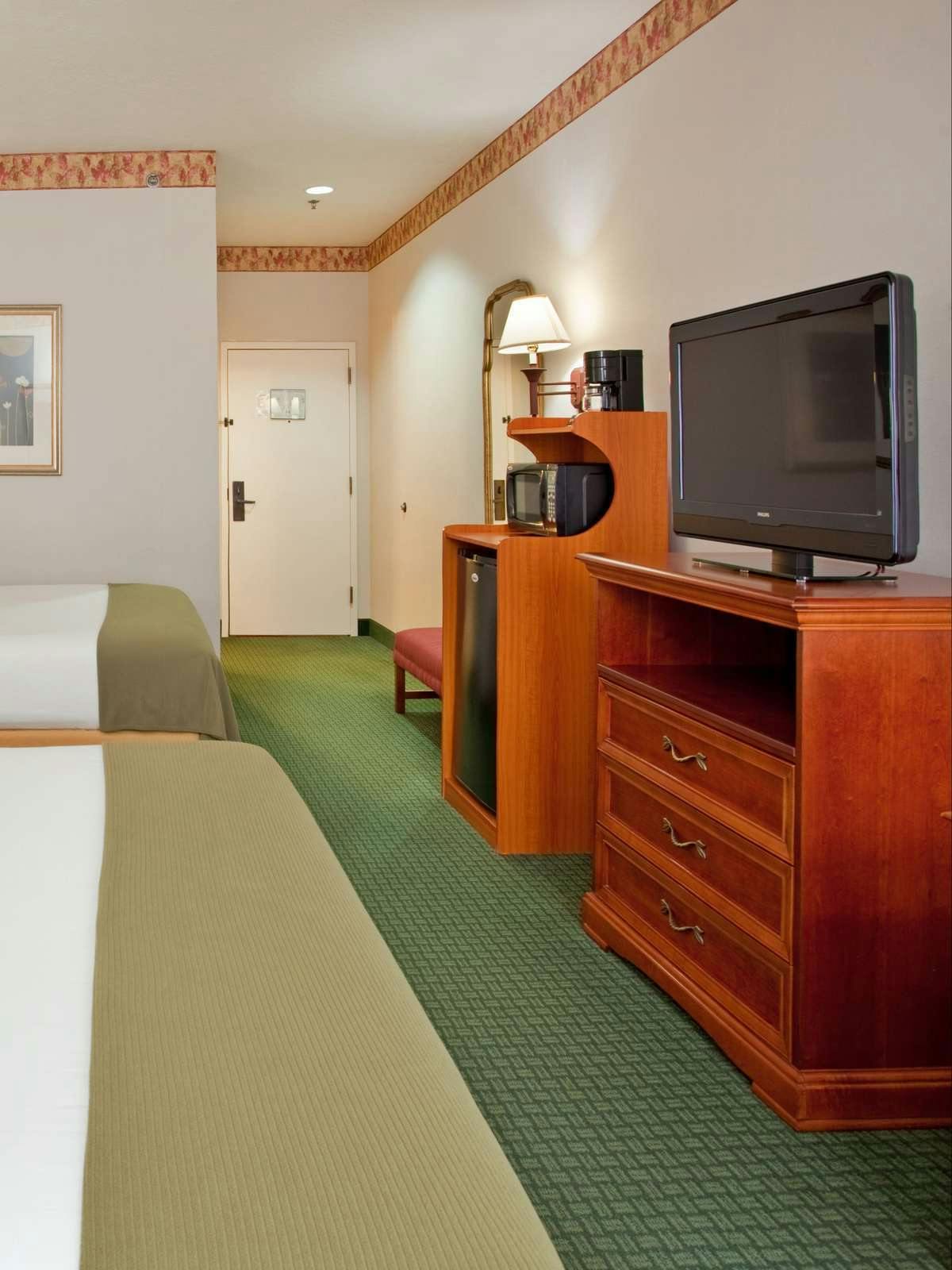 Hotel Holiday Inn Express Hotel & Suites Batesville photo 2