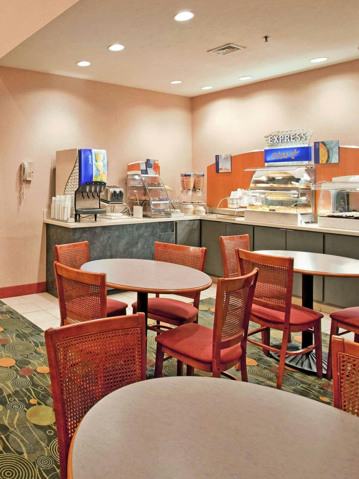 Hotel Holiday Inn Express Hotel & Suites Batesville photo 5