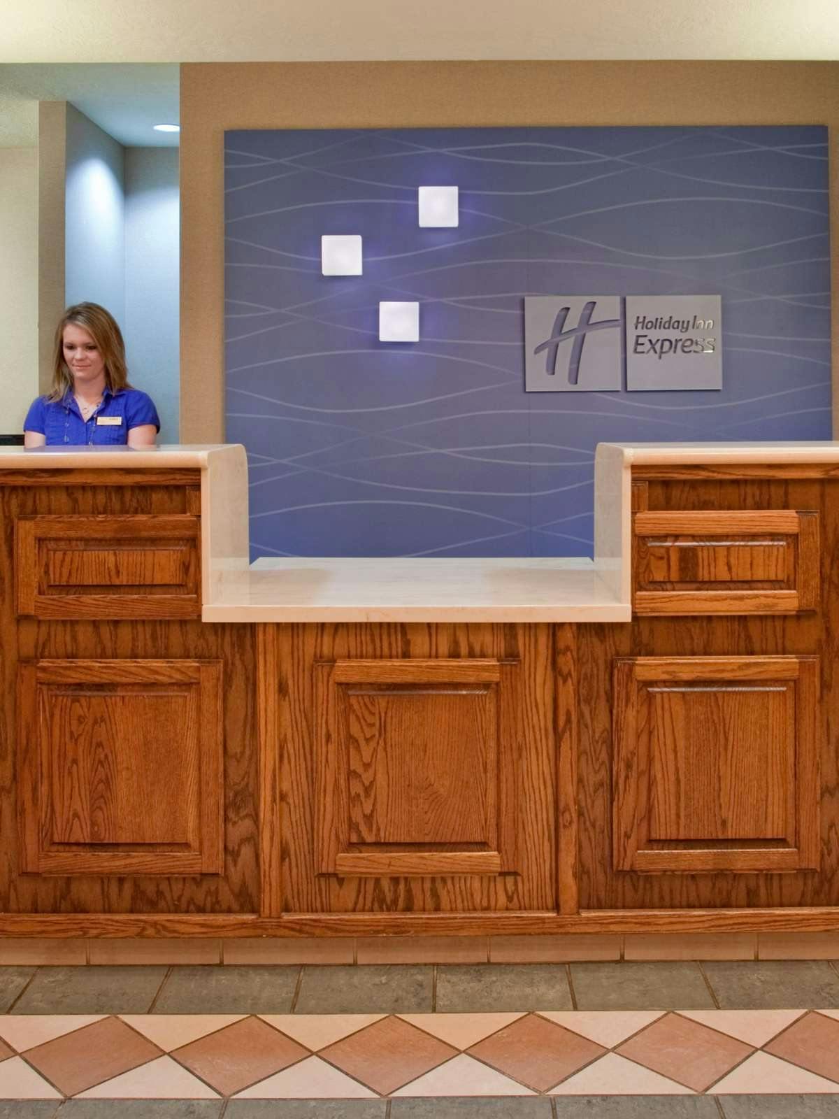 Hotel Holiday Inn Express Hotel & Suites Batesville photo 4