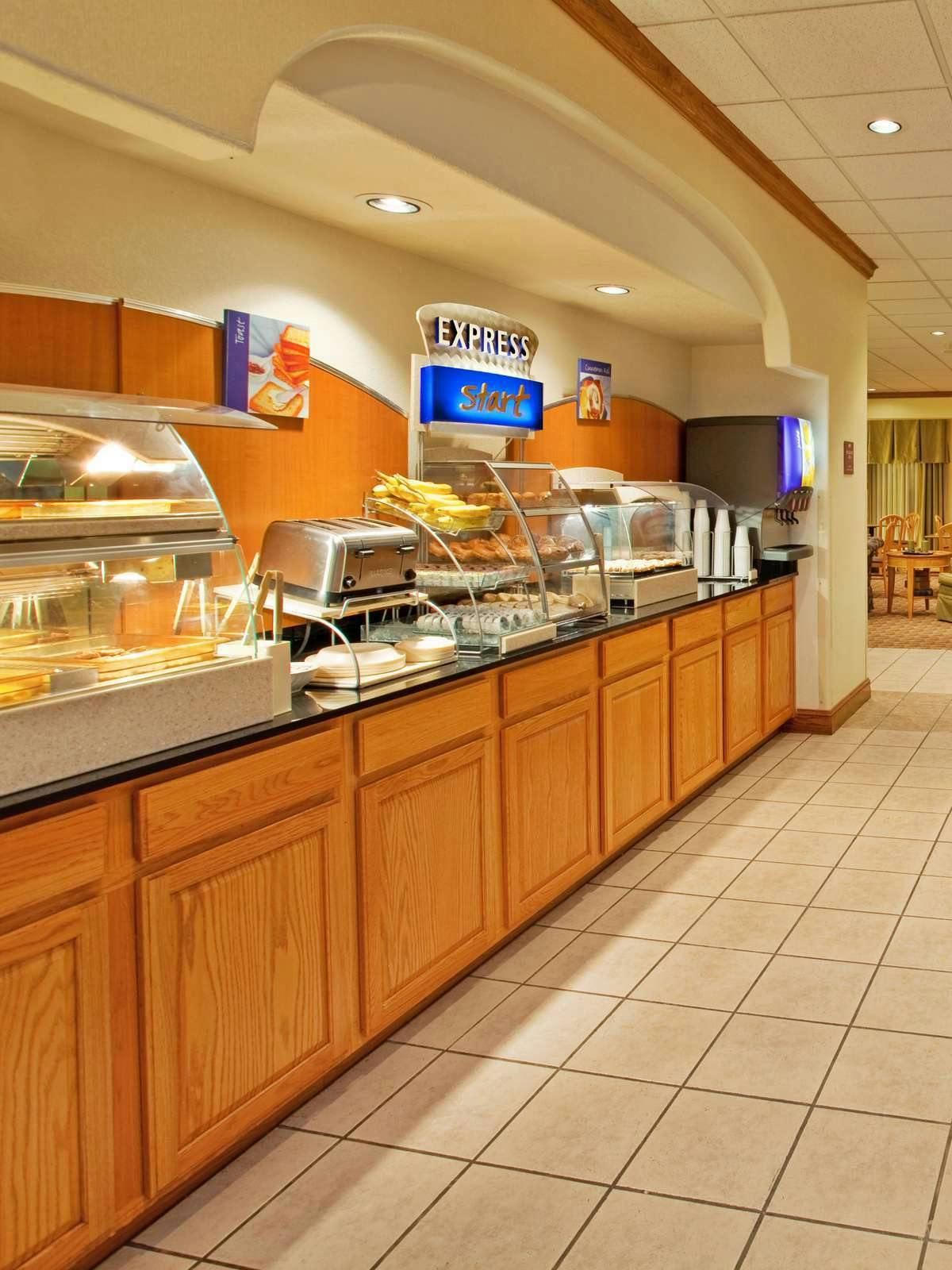 Hotel Holiday Inn Express Hotel & Suites Beatrice photo 4