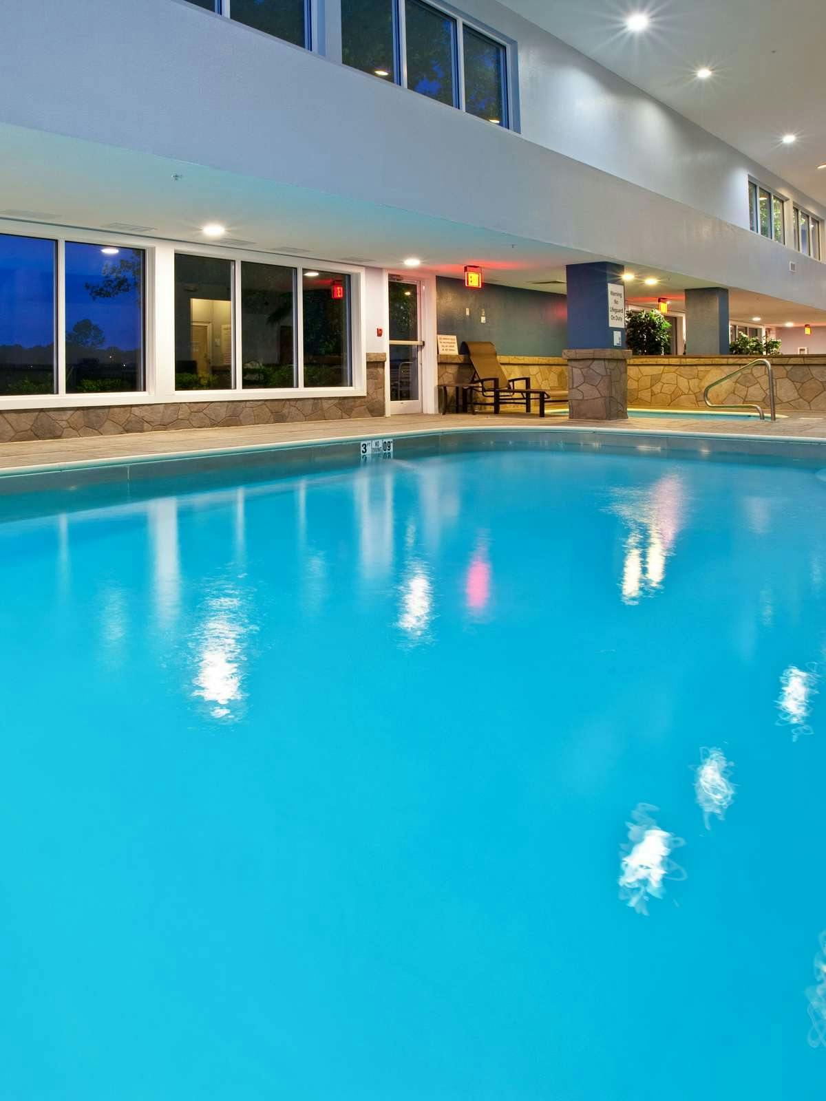 Hotel Holiday Inn Express Hotel & Suites Bedford photo 5