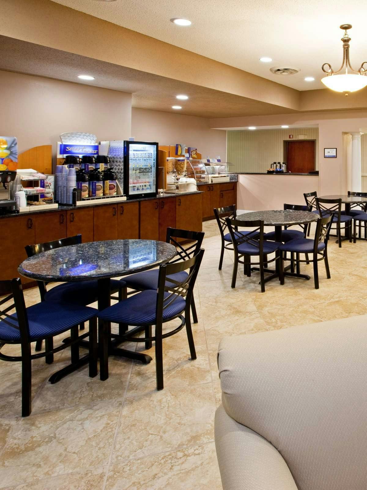 Hotel Holiday Inn Express Hotel & Suites Bedford photo 4