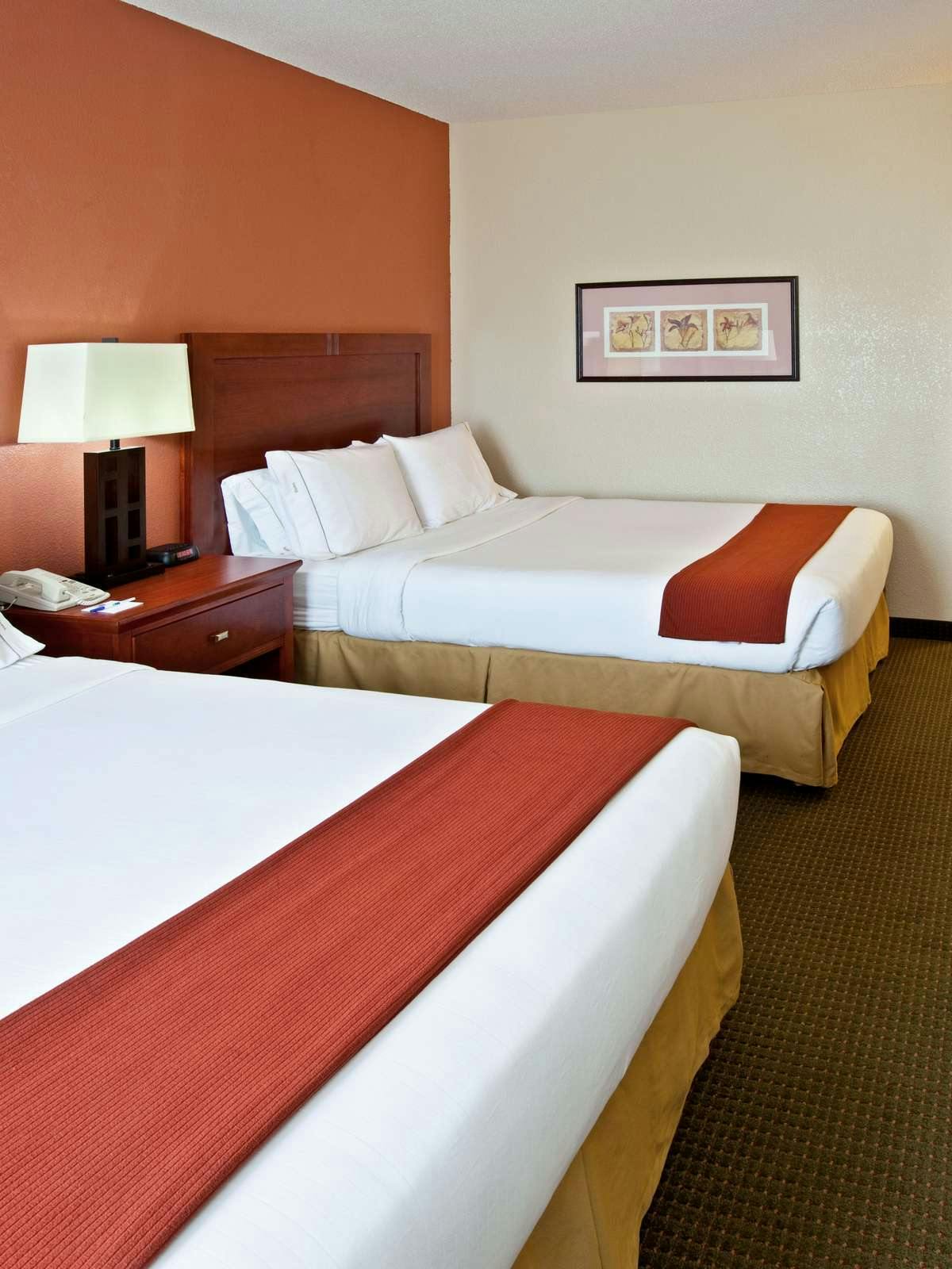 Hotel Holiday Inn Express Hotel & Suites Bedford photo 1