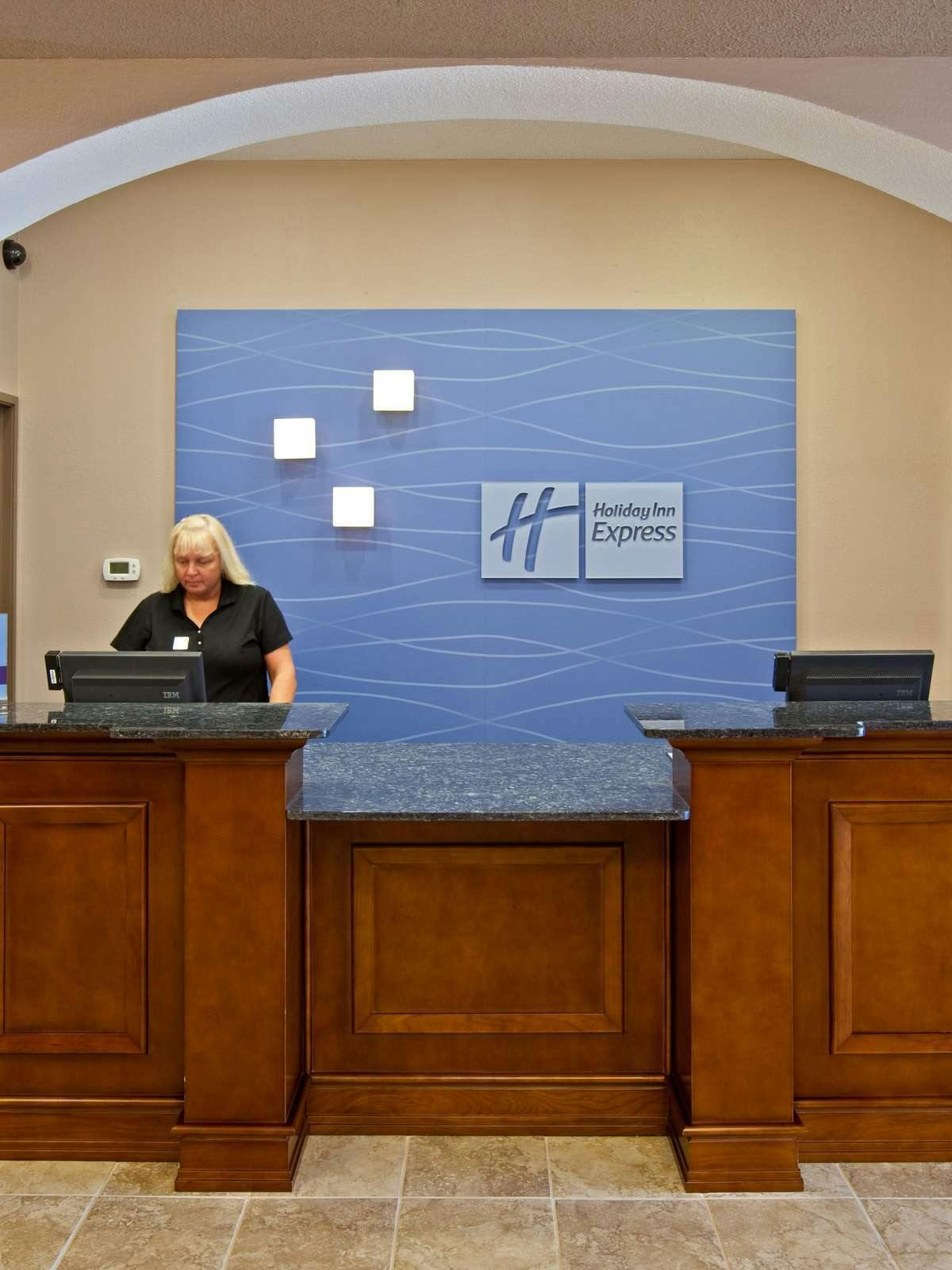 Hotel Holiday Inn Express Hotel & Suites Bedford photo 3