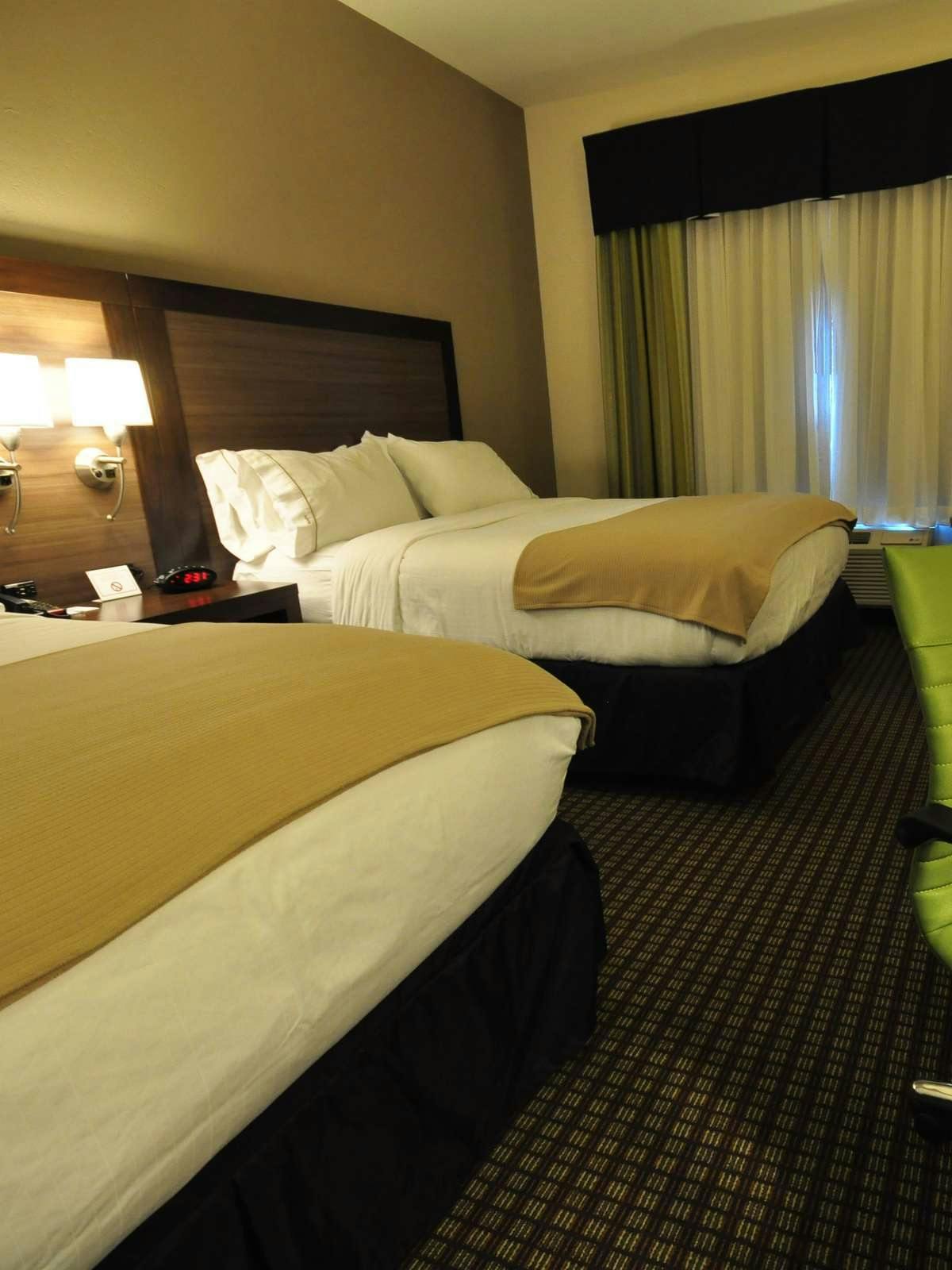 Hotel Holiday Inn Express Hotel & Suites Belgrade photo 1