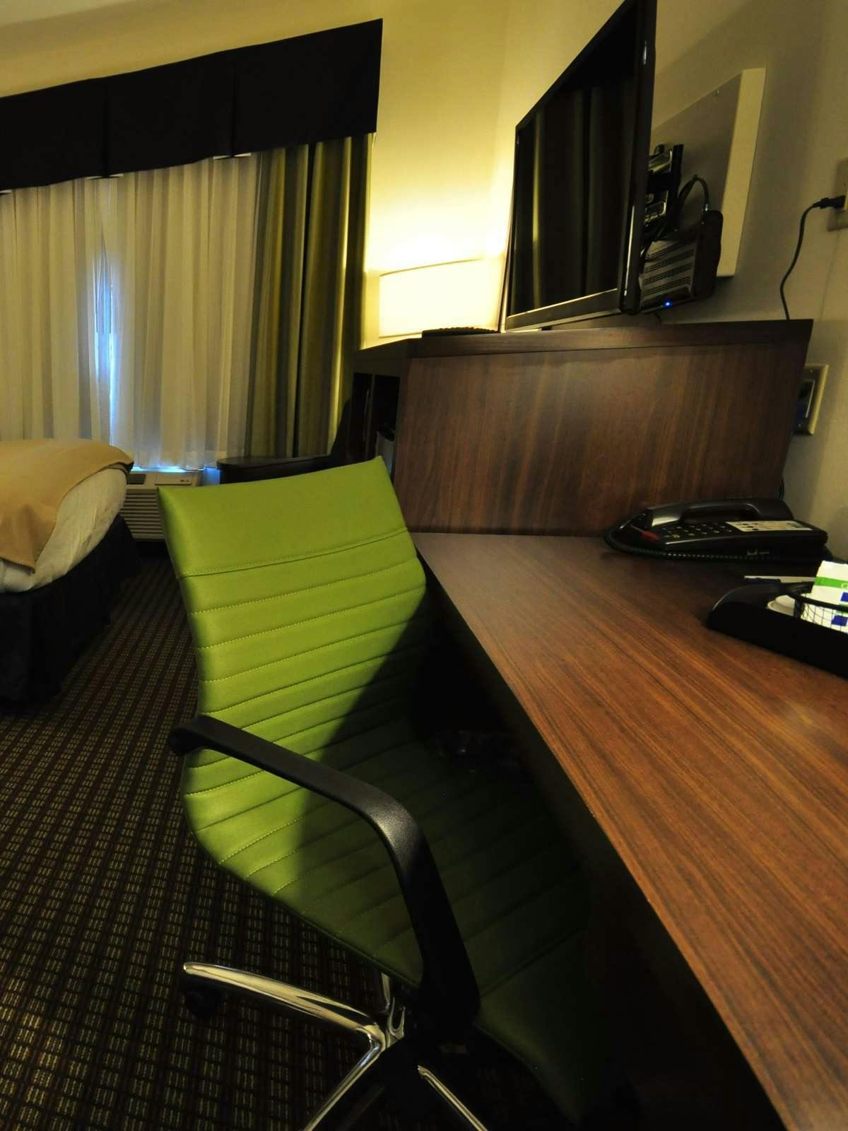 Hotel Holiday Inn Express Hotel & Suites Belgrade photo 2