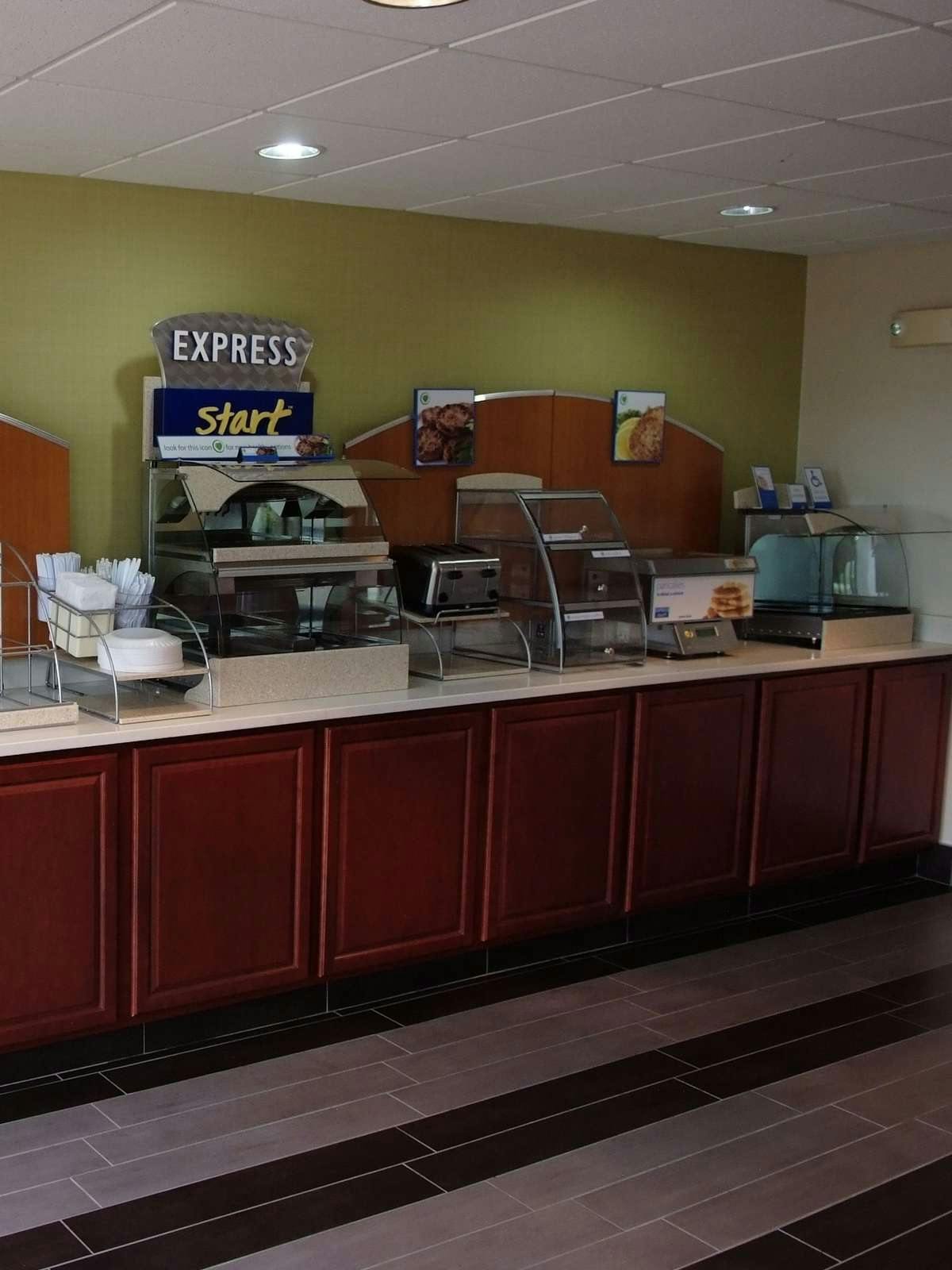 Hotel Holiday Inn Express Hotel & Suites Blythewood photo 4