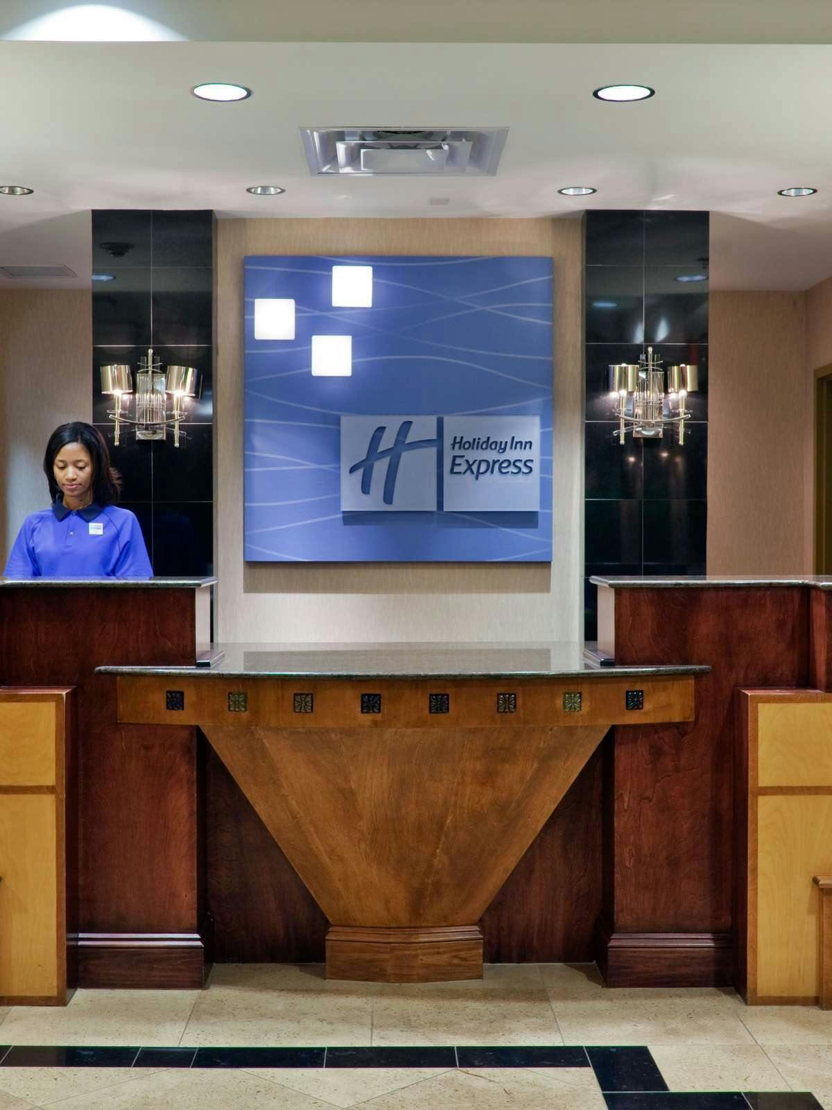 Hotel Holiday Inn Express Hotel & Suites Birmingham photo 4